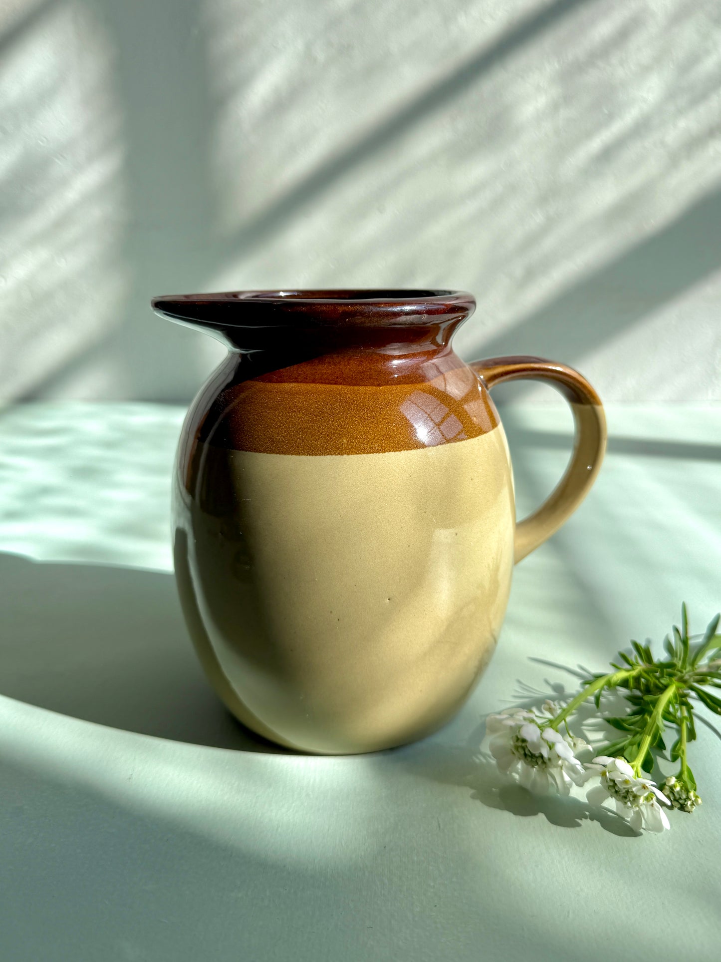 Pichet en grès émaillé beige et marron