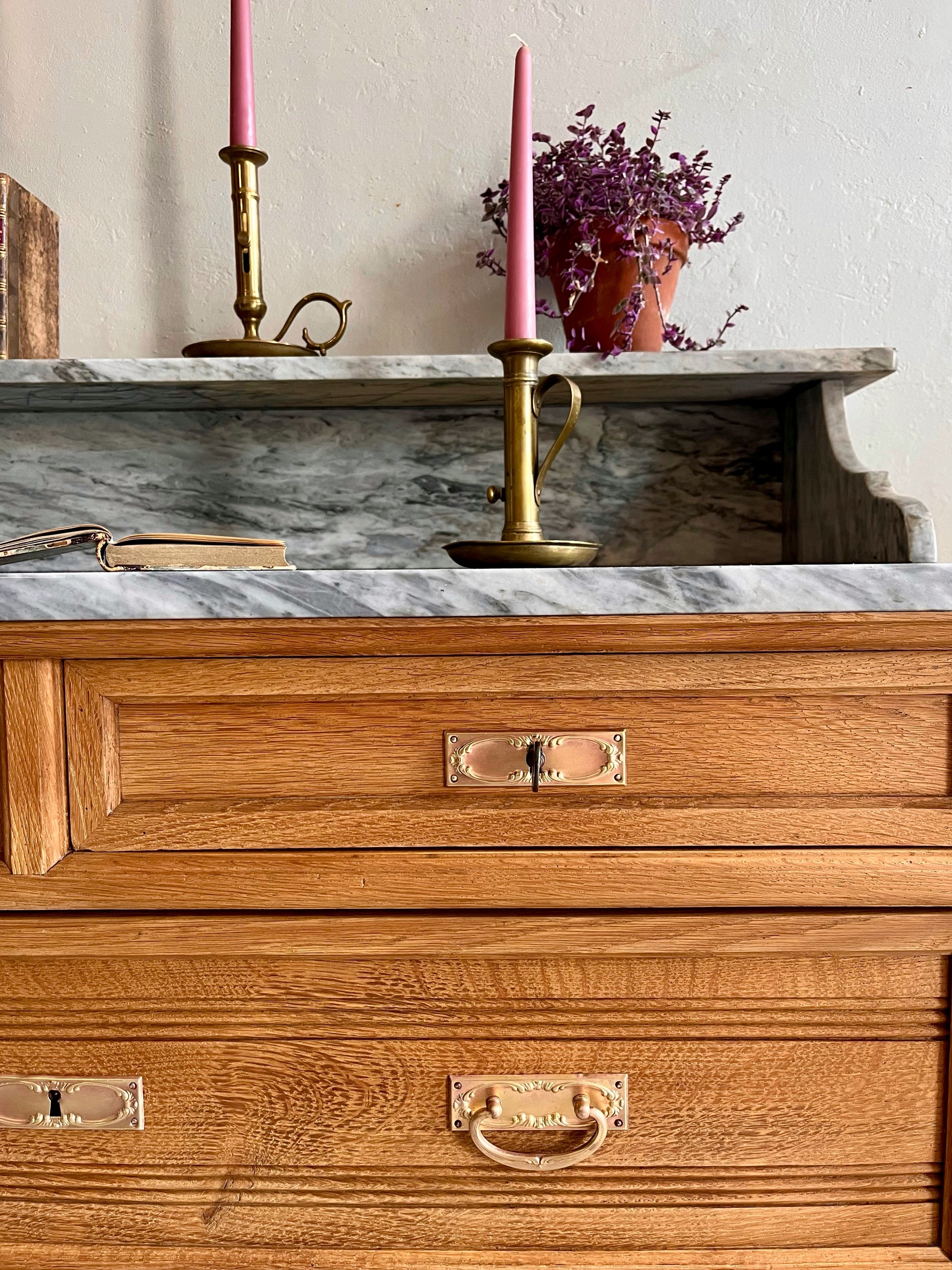 Commode plateau en marbre gris  Meubles Patine