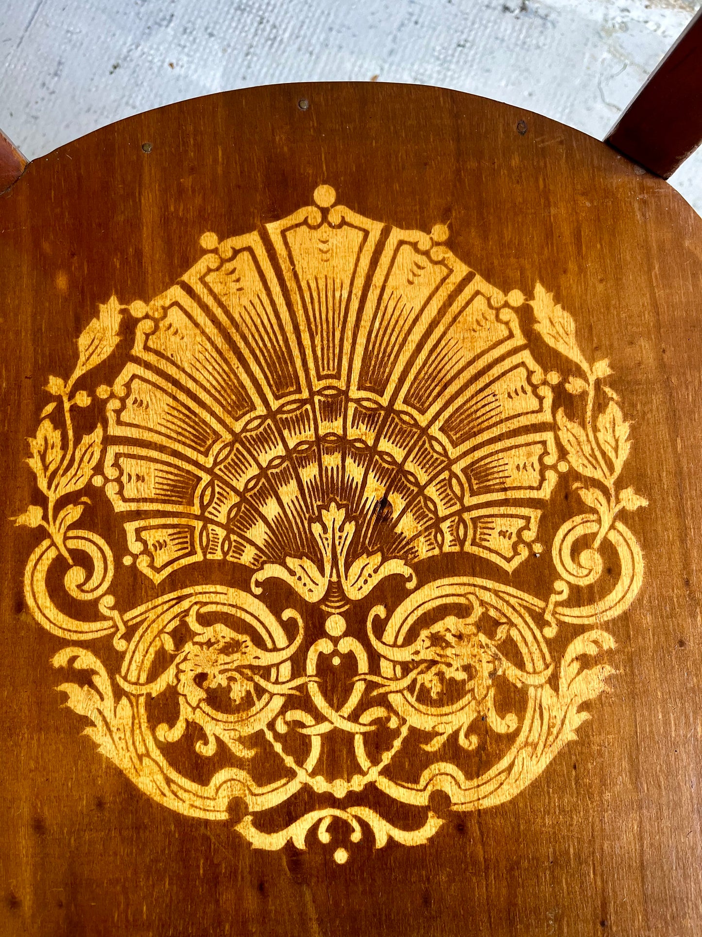 Chaise bistrot ancienne assise gravée bois foncé