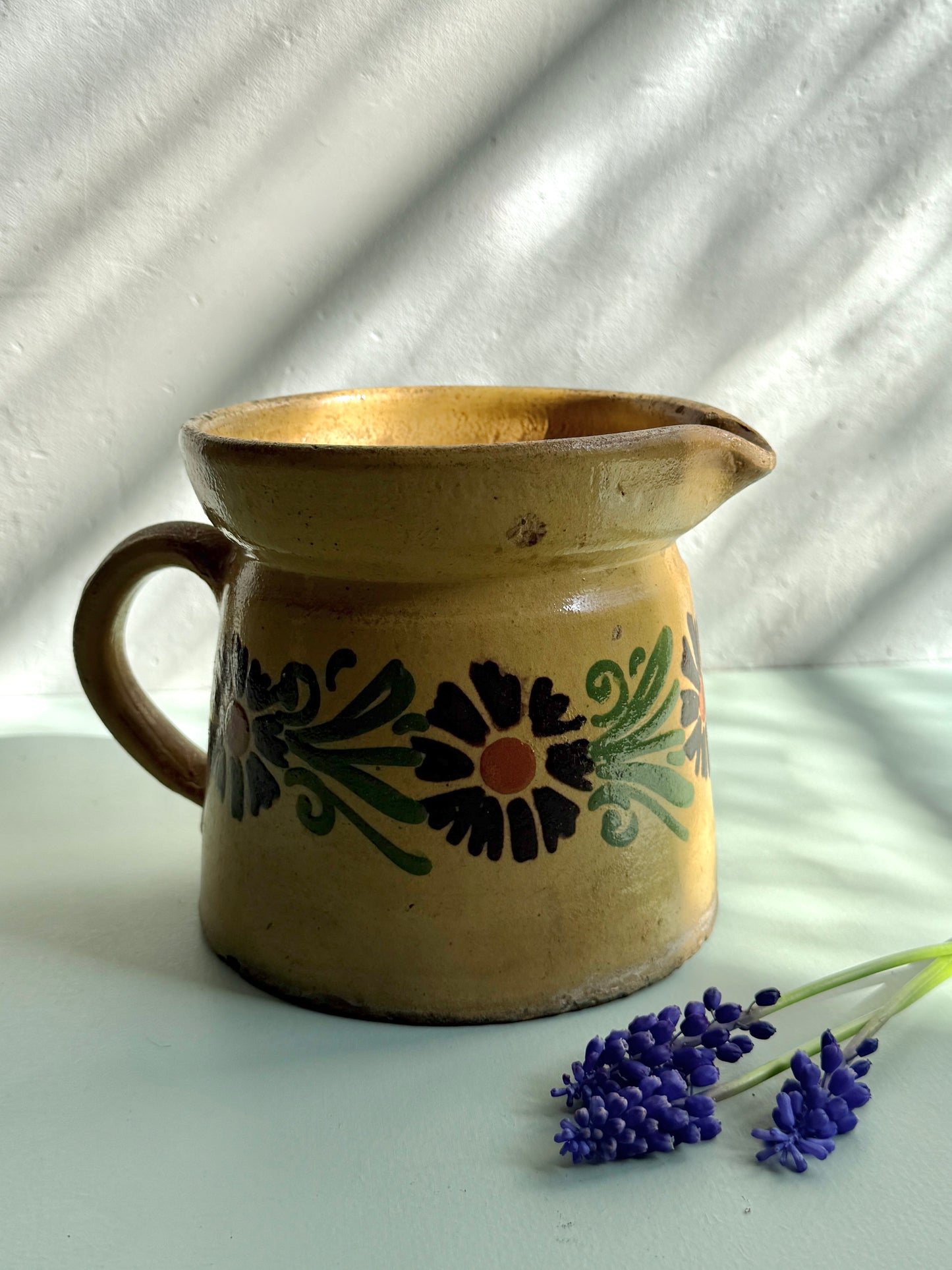 Pichet émaillé en terre cuite frise floral