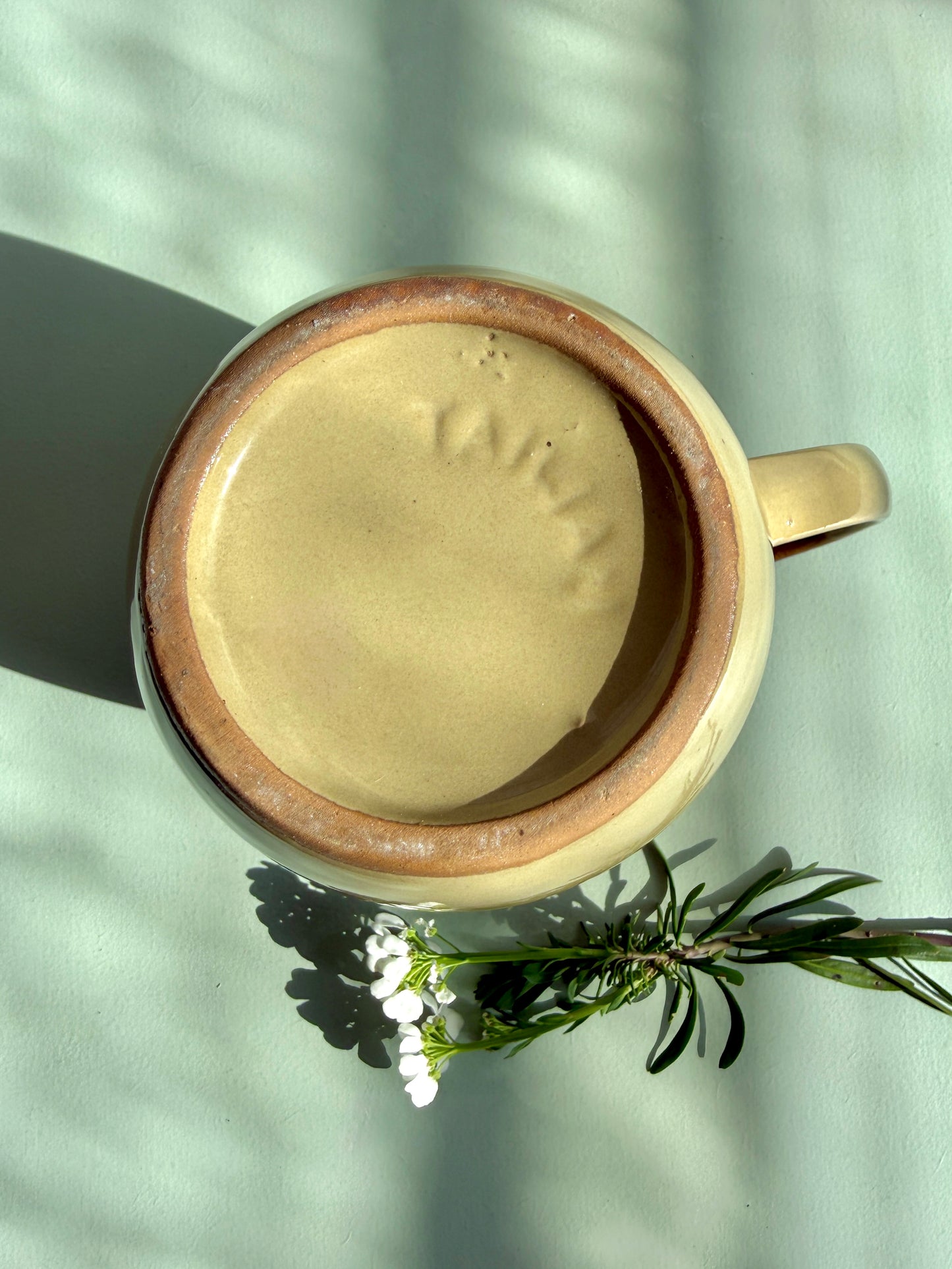 Pichet en grès émaillé beige et marron
