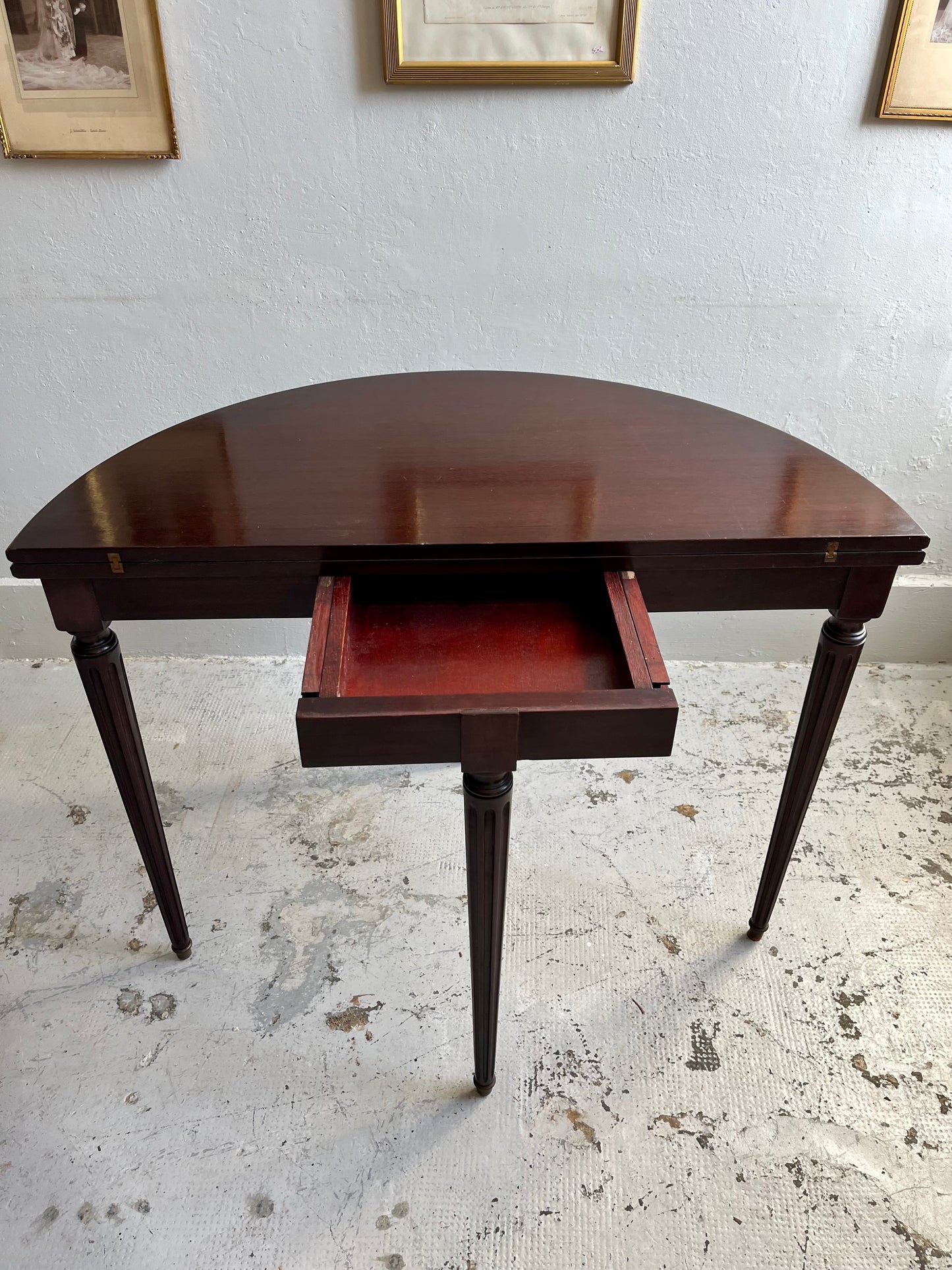 Table demi-lune acajou style Louis XVI