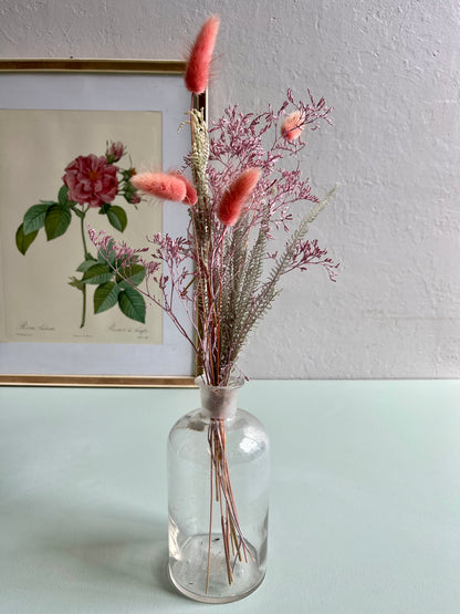 Flacon ancien avec fleurs séchées