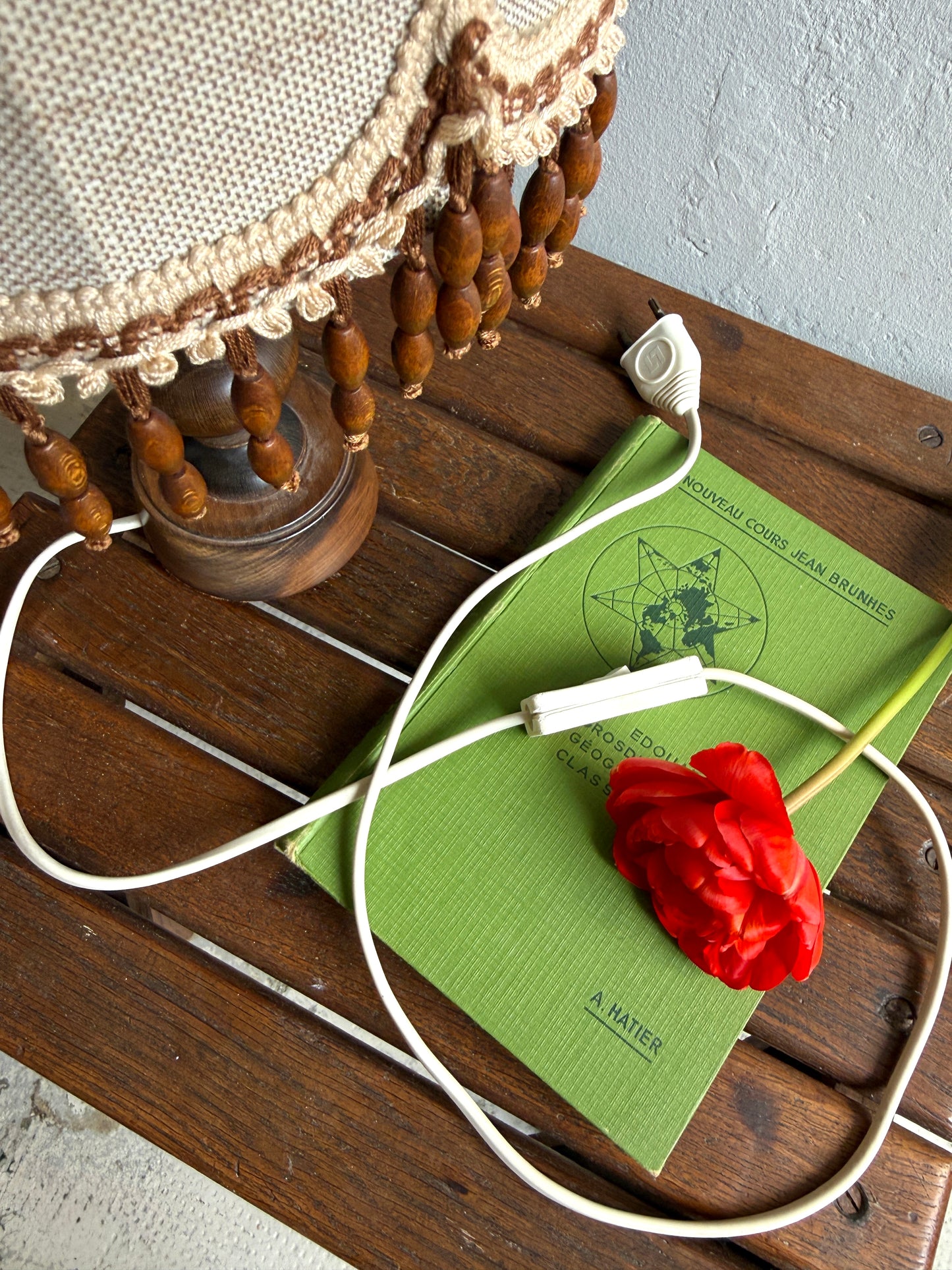 Lampe à poser avec about-jour en tissu et perles