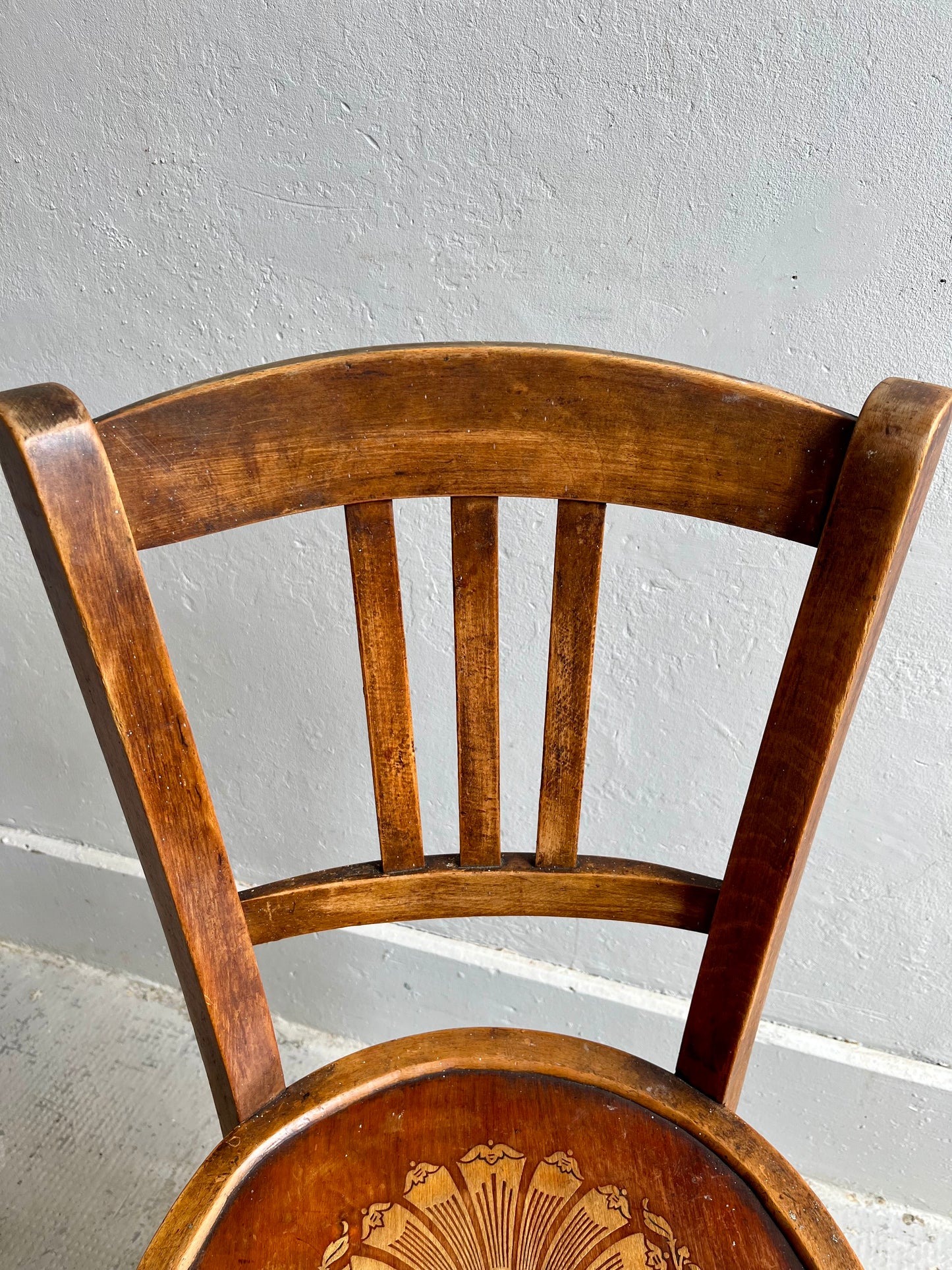 Chaise bistrot patiné assise gravée