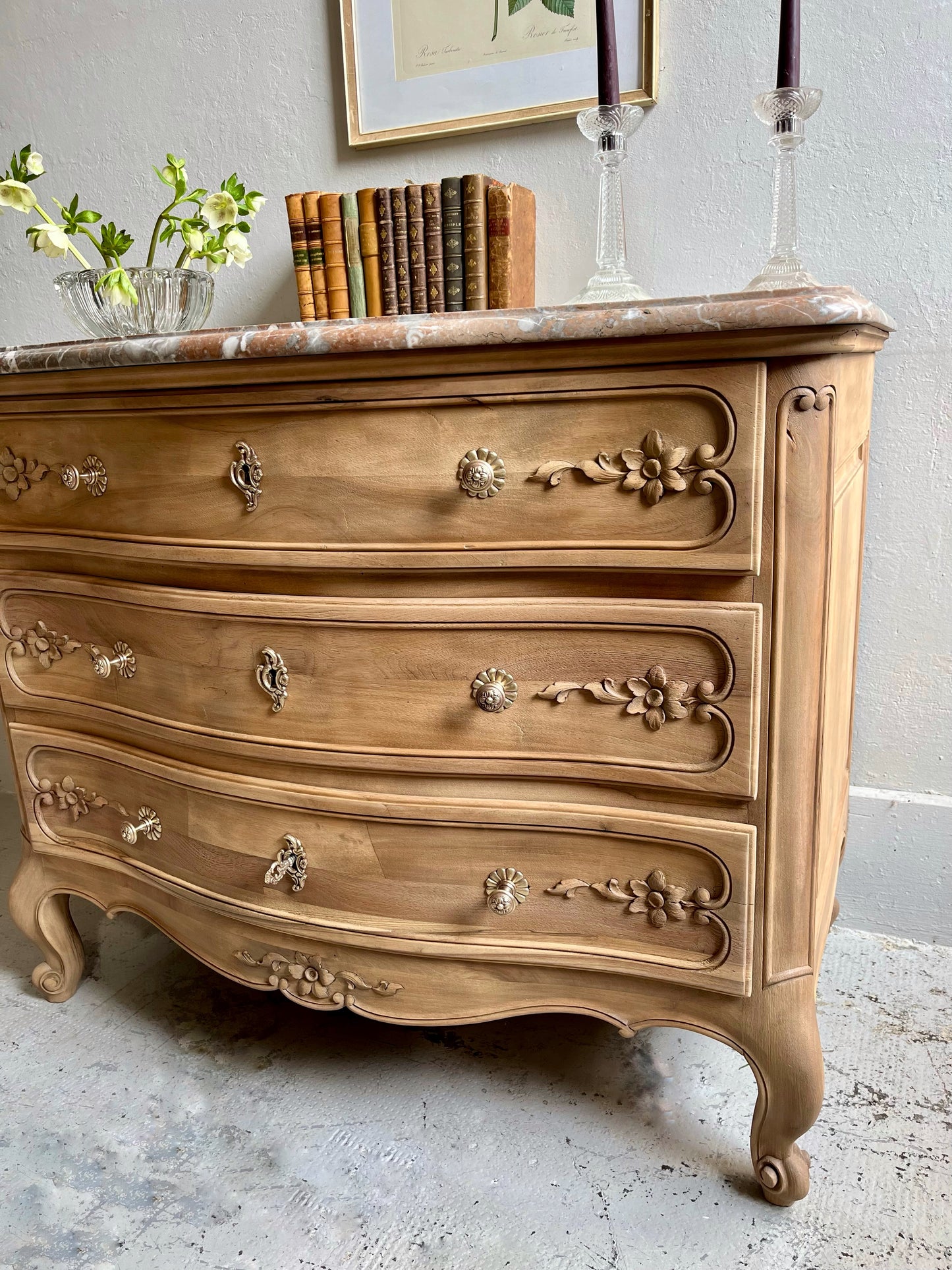 Commode gravée fleurs plateau en marbre