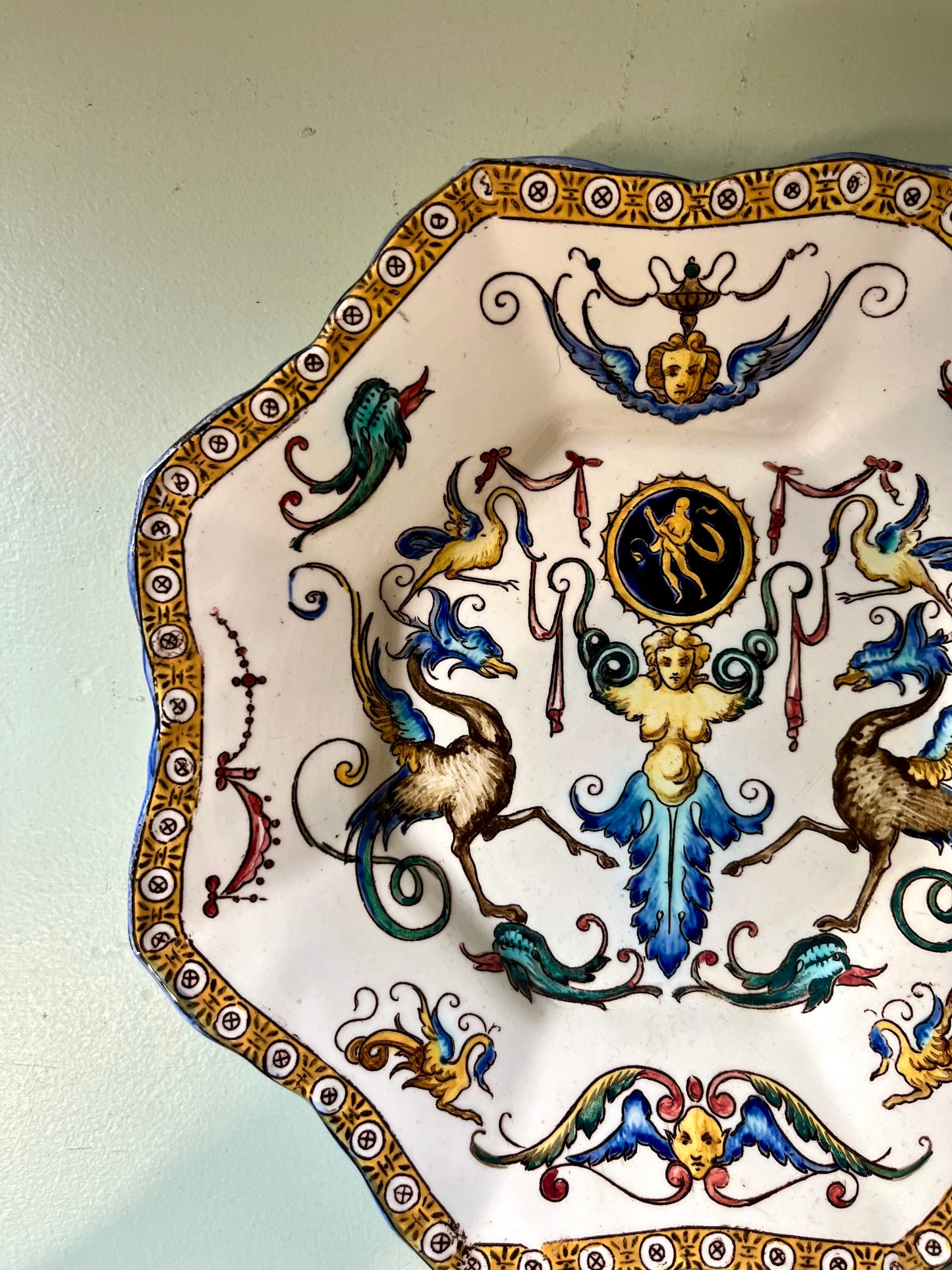 Assiette en faïence de Gien – décor Renaissance  Vaisselle Patine
