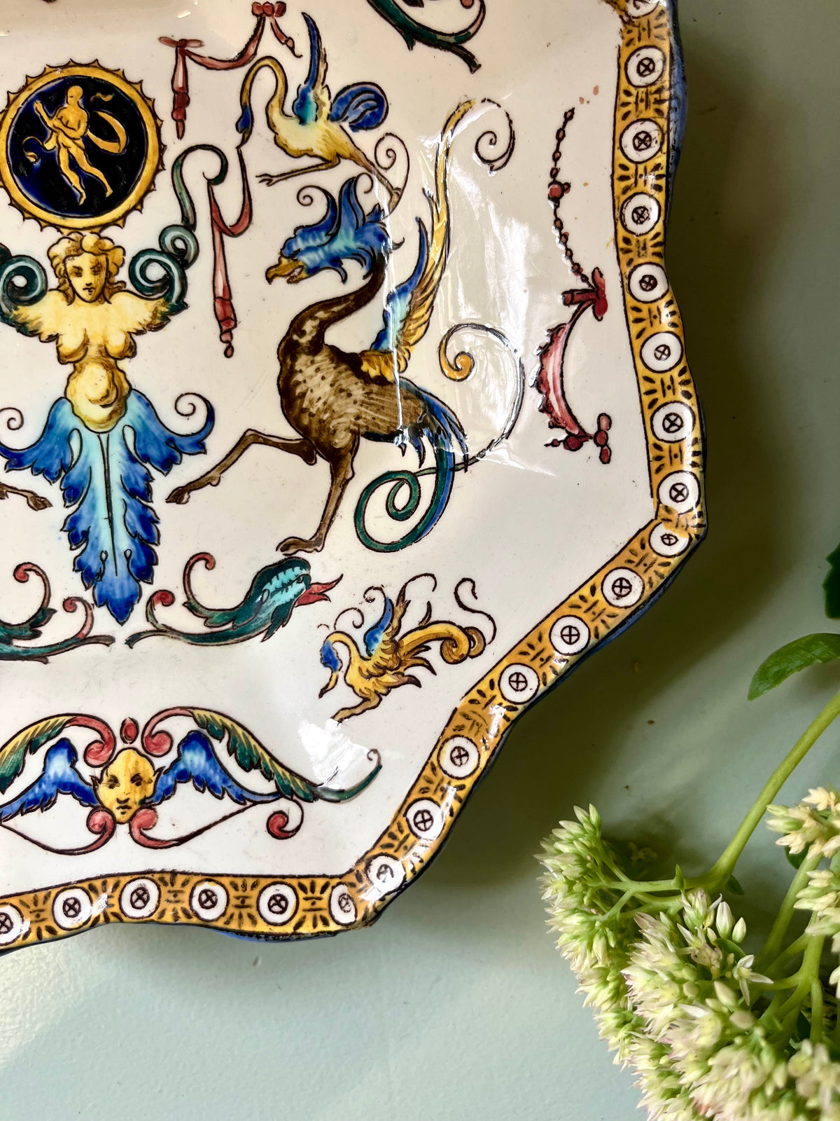Assiette en faïence de Gien – décor Renaissance  Vaisselle Patine