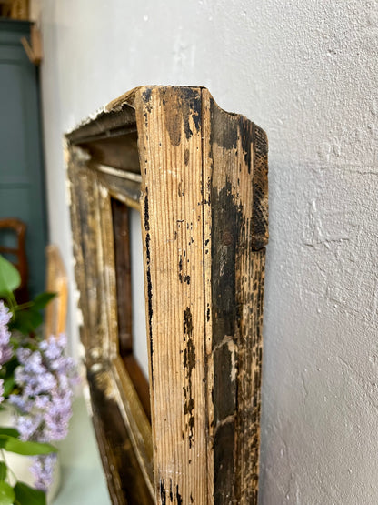 Cadre ancien en bois et moulures plâtres patiné