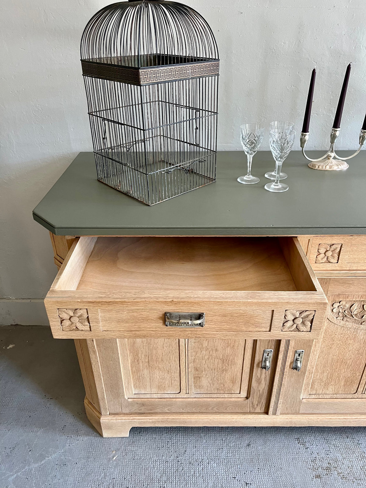Buffet sculpté en chêne  Meubles Patine