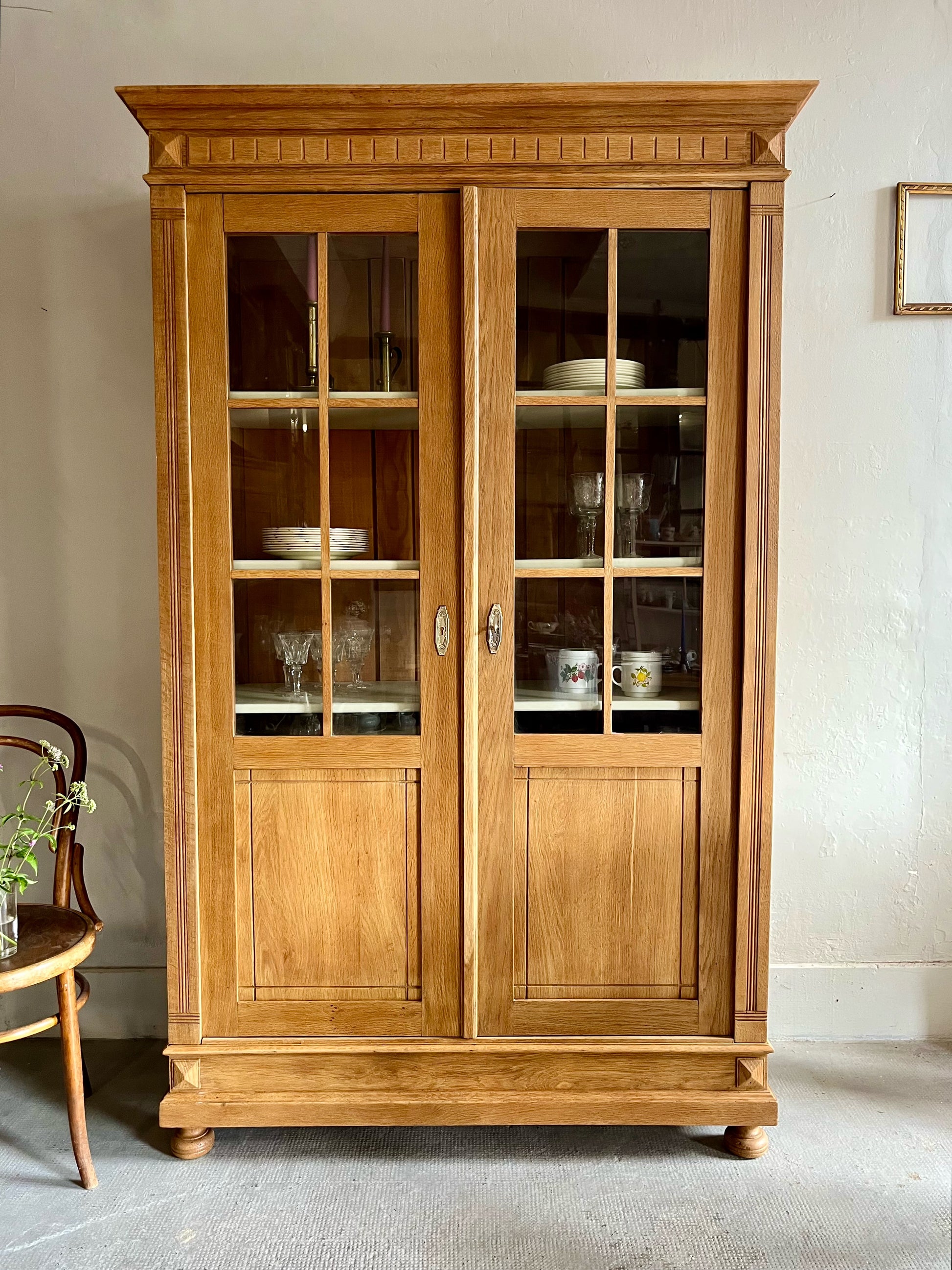 Armoire vitrée ancienne rénovée 2 portes  Meubles Patine
