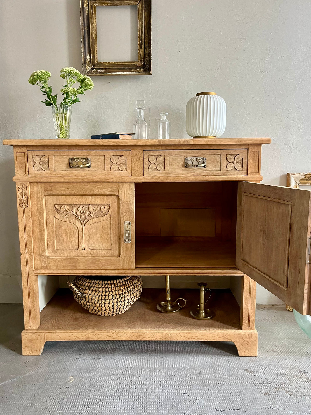 Buffet ancien en chêne sculpté  Meubles Patine