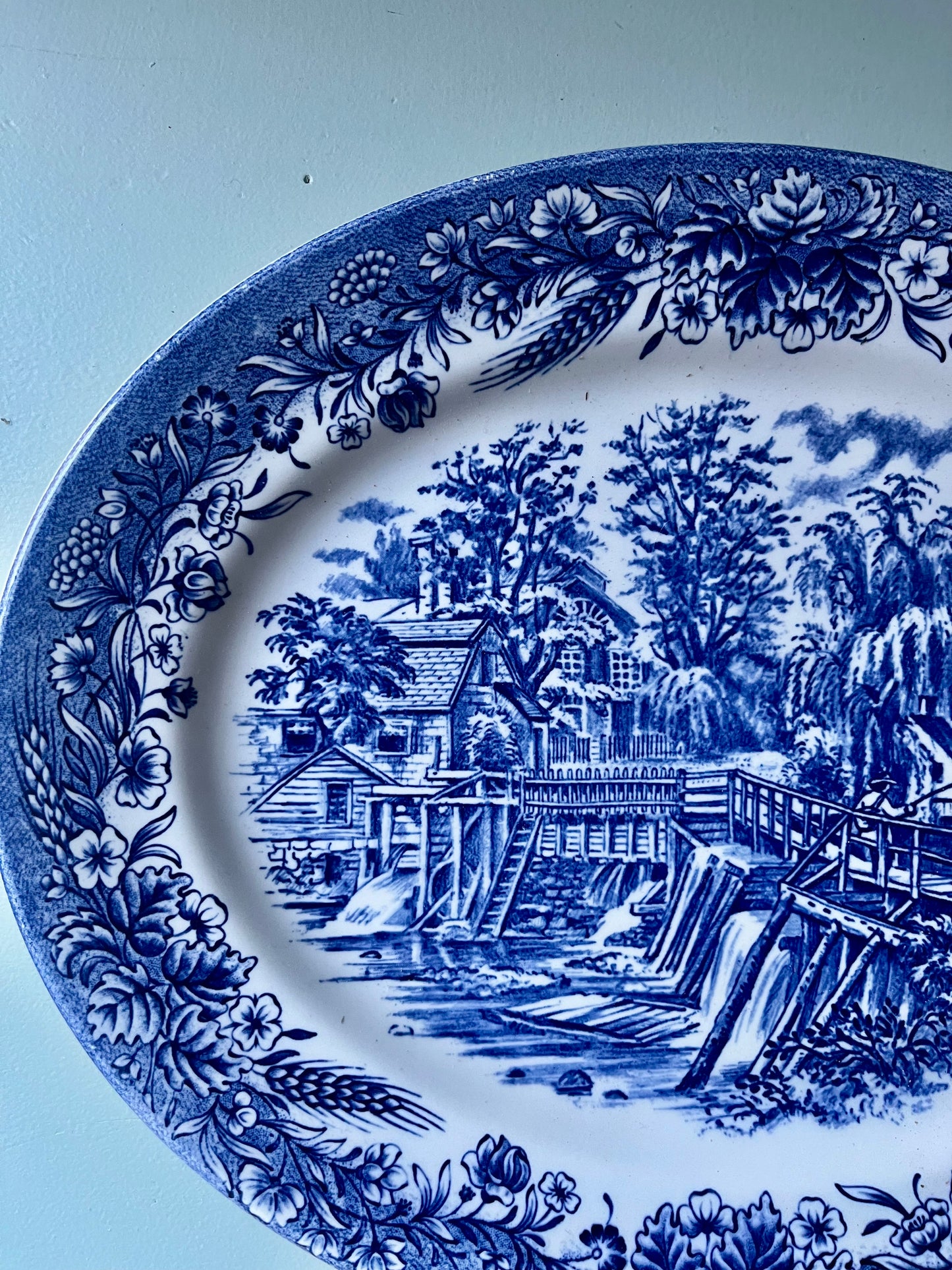 Plat de service anglais motifs bleus « Churchill »