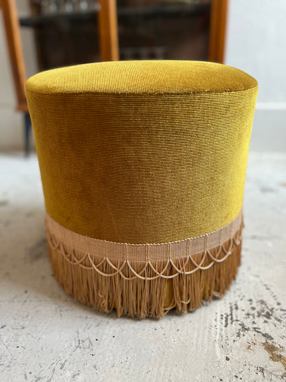 Pouf vintage en velours jaune moutarde à franges