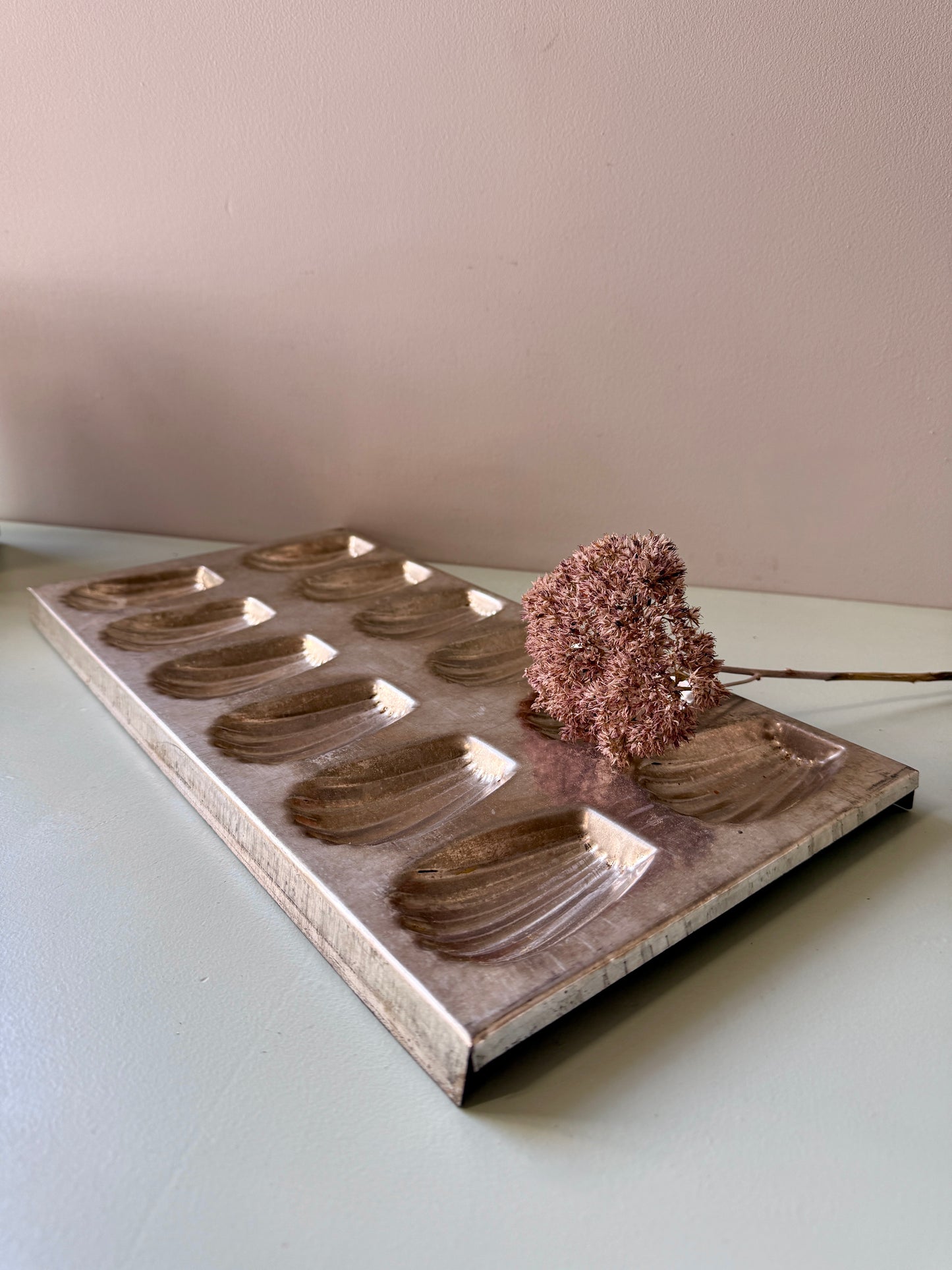 Moule à madeleine métallique ancien de 12 pièces