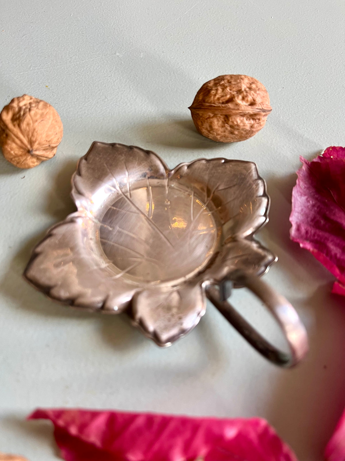 Petite coupelle vintage en métal argenté – Feuille de vigne  Vaisselle Patine