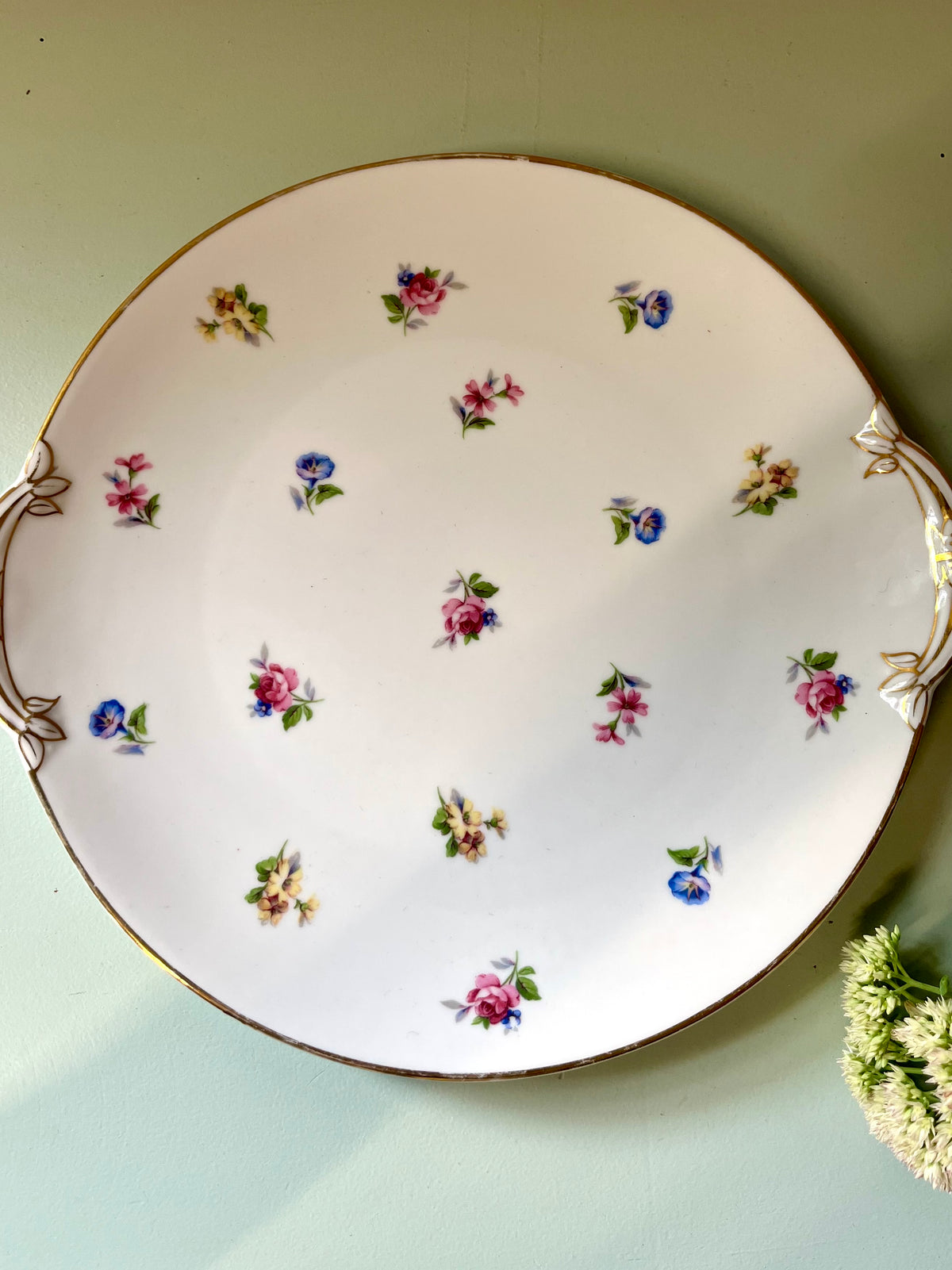 Plat à gâteau en porcelaine  Vaisselle Patine