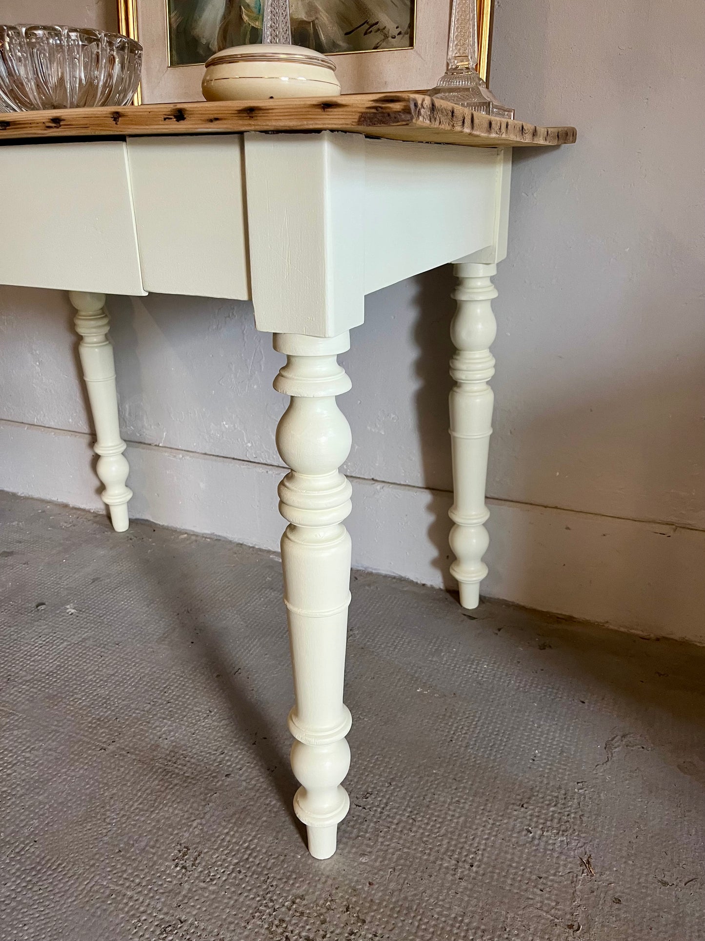 Table pieds tournés bois et crème