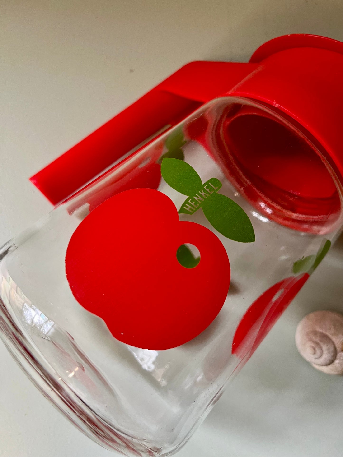 Carafe vintage pomme « Henkel »  Vaisselle Patine