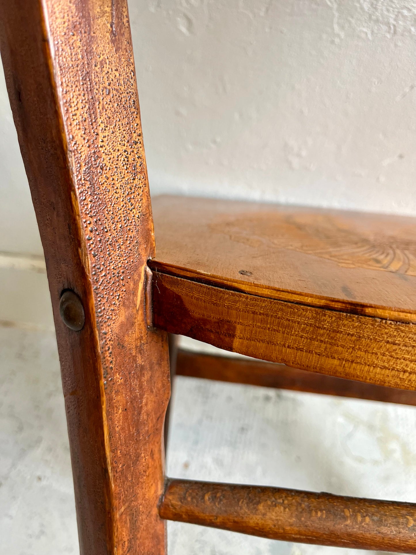 Chaise bistrot assise gravée claire