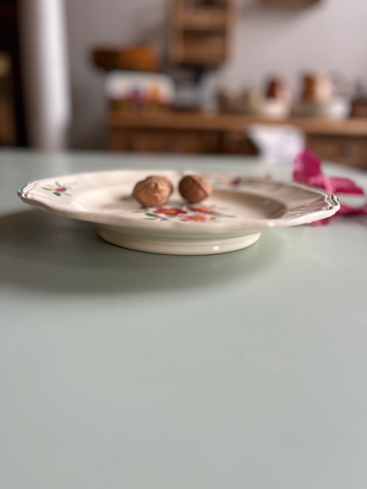 Assiette piédouche Sarreguemines modèle « Amazone »  Vaisselle Patine