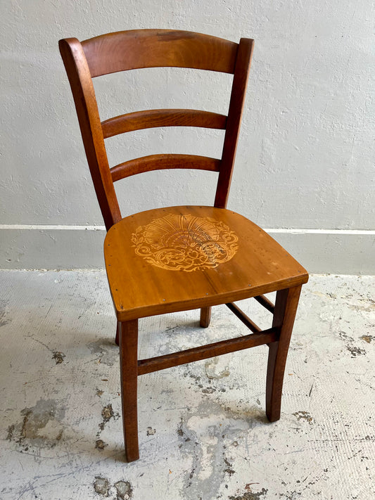 Chaise bistrot assise gravée claire