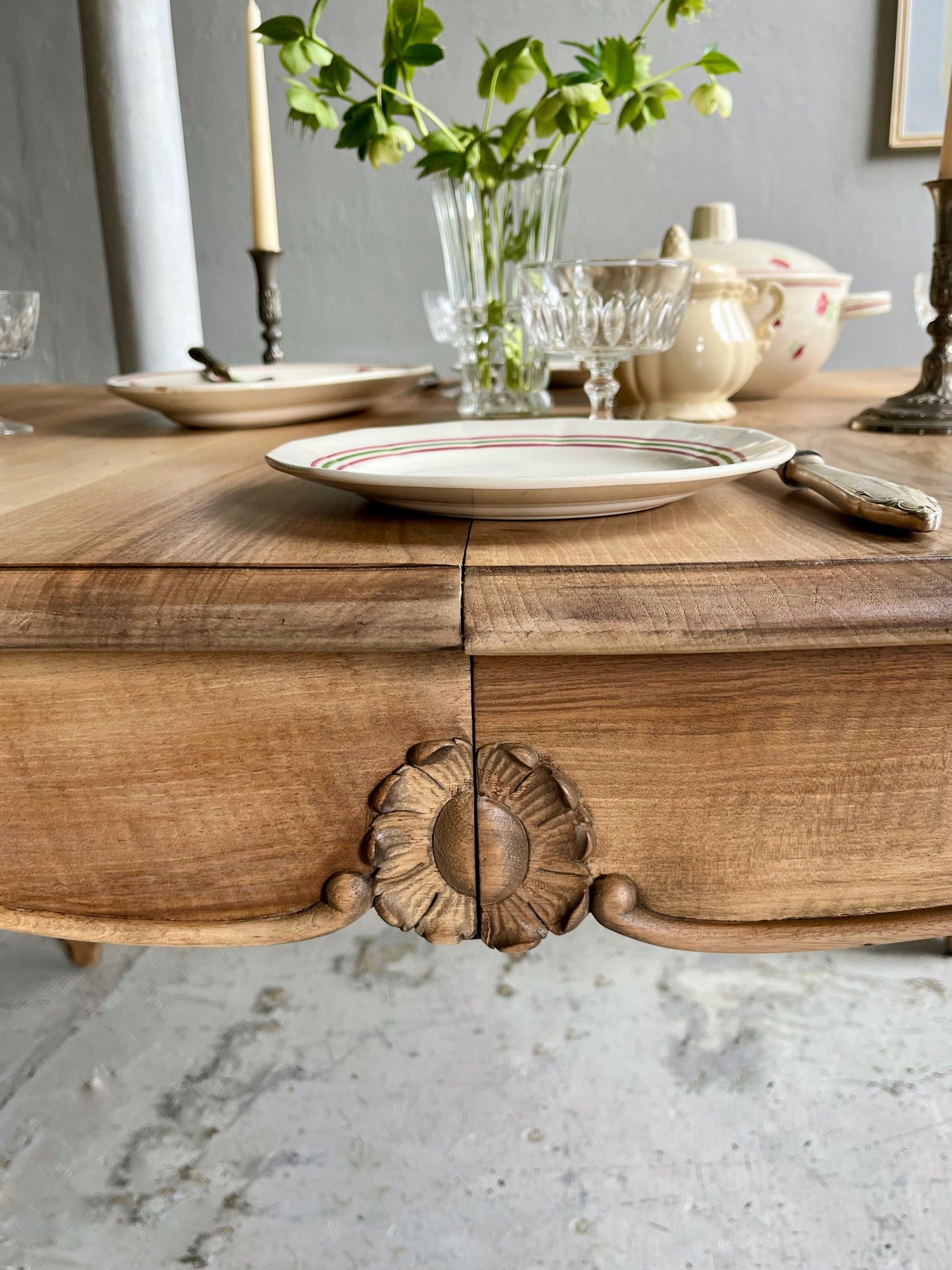 Table ancienne en noyer style Louis XV