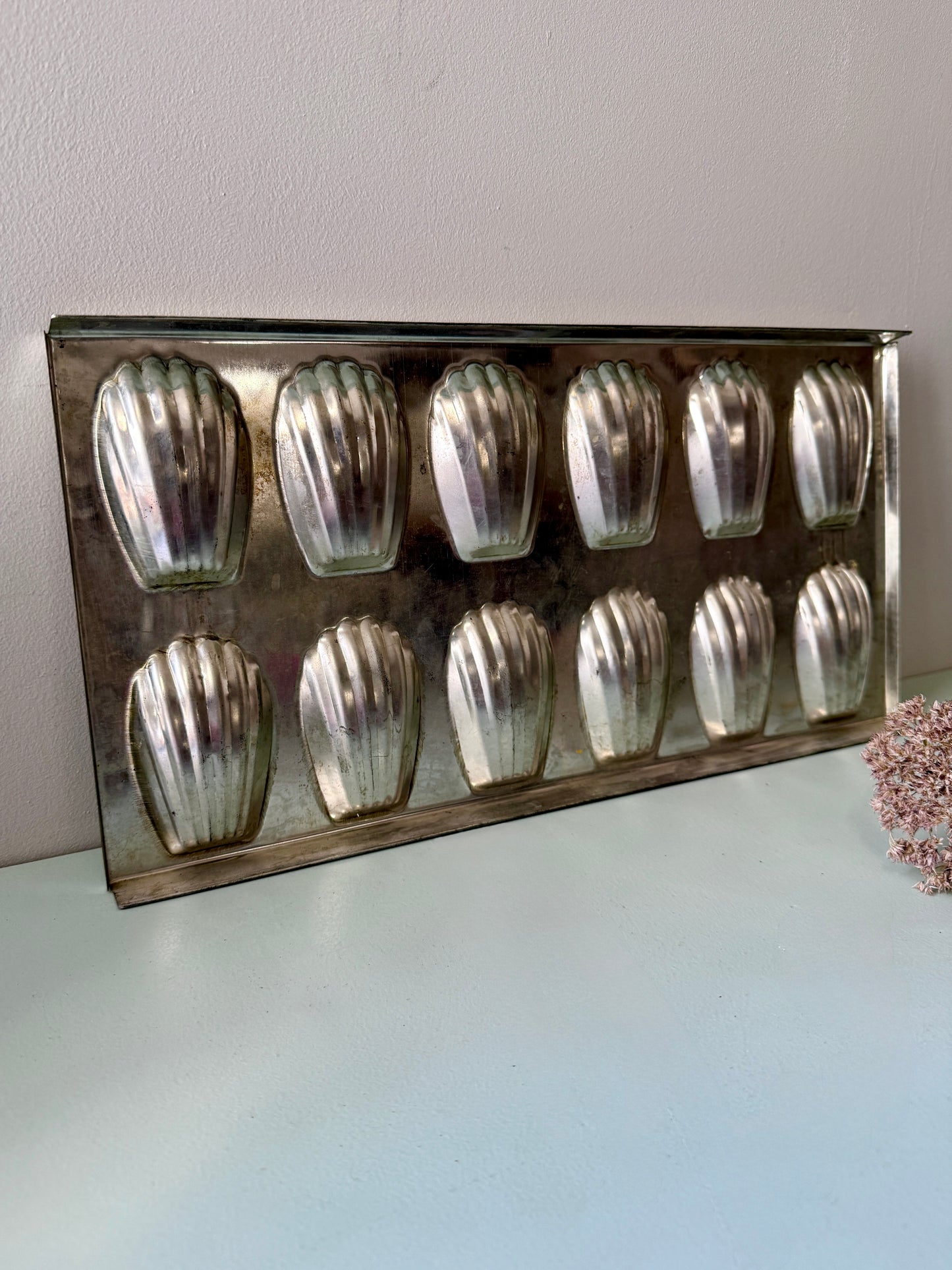 Moule à madeleine métallique ancien de 12 pièces