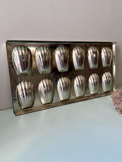 Moule à madeleine métallique ancien de 12 pièces