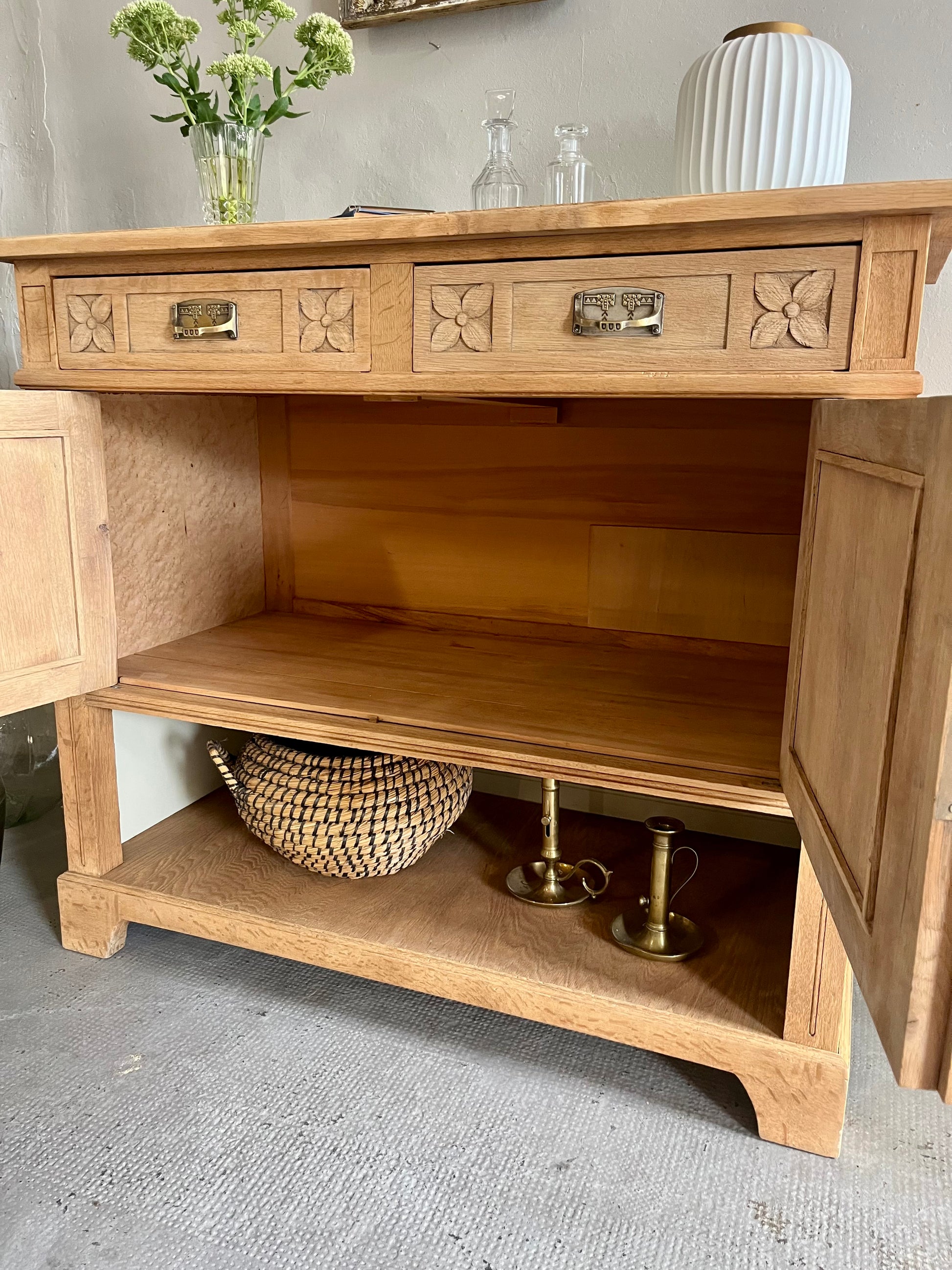 Buffet ancien en chêne sculpté  Meubles Patine