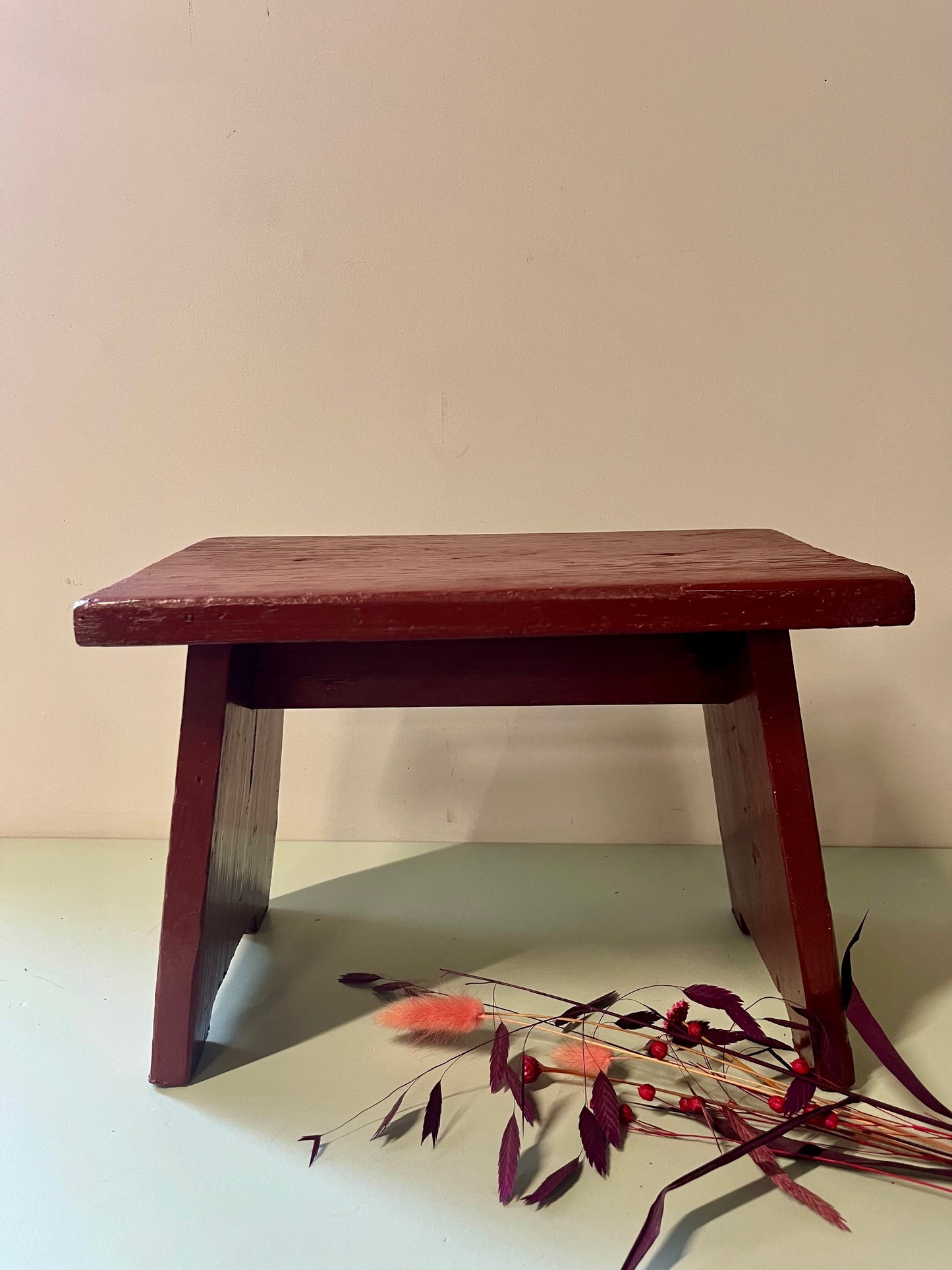 Marche pied ancien bordeau  Meubles Patine