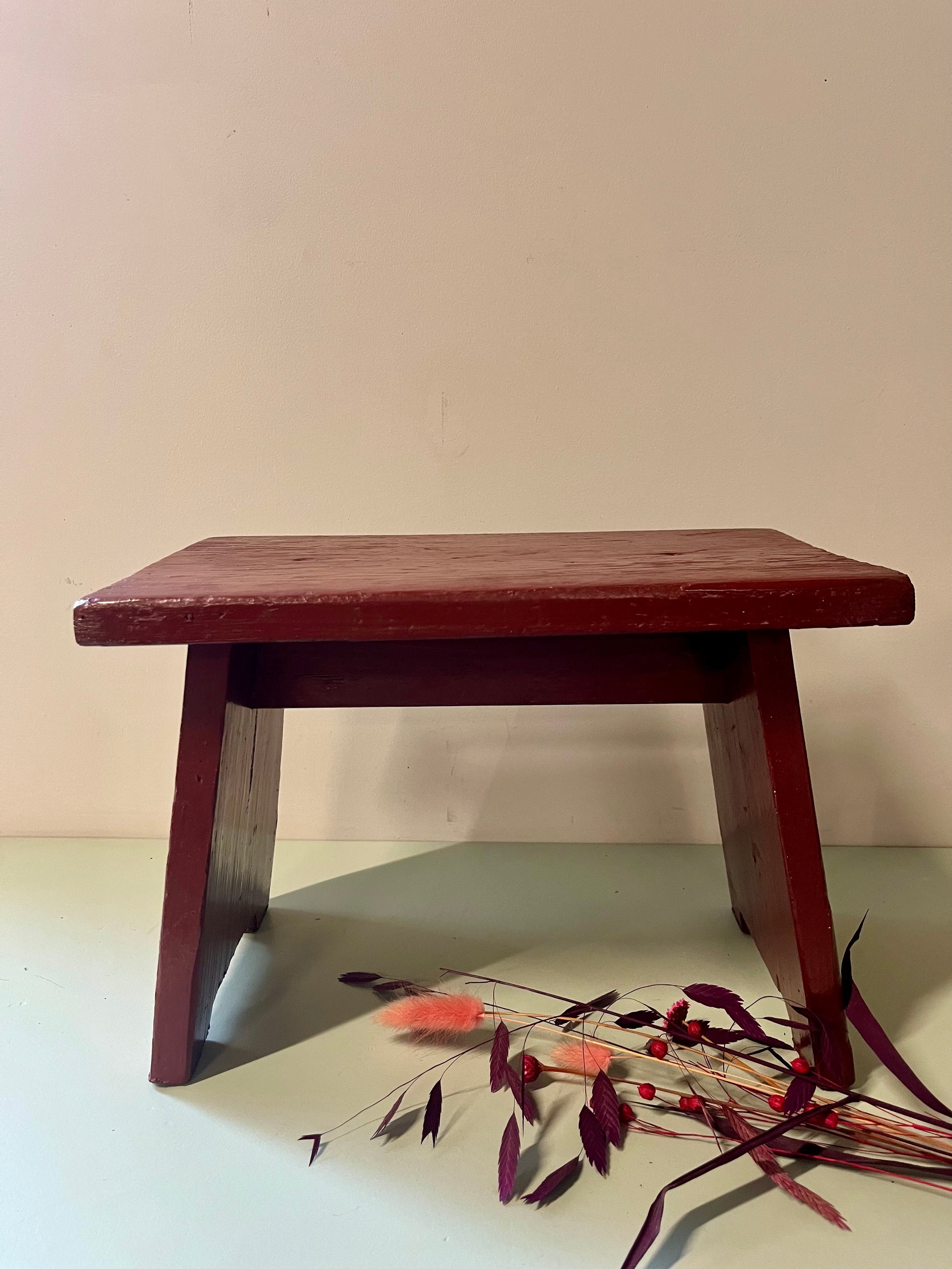 Marche pied ancien bordeau  Meubles Patine