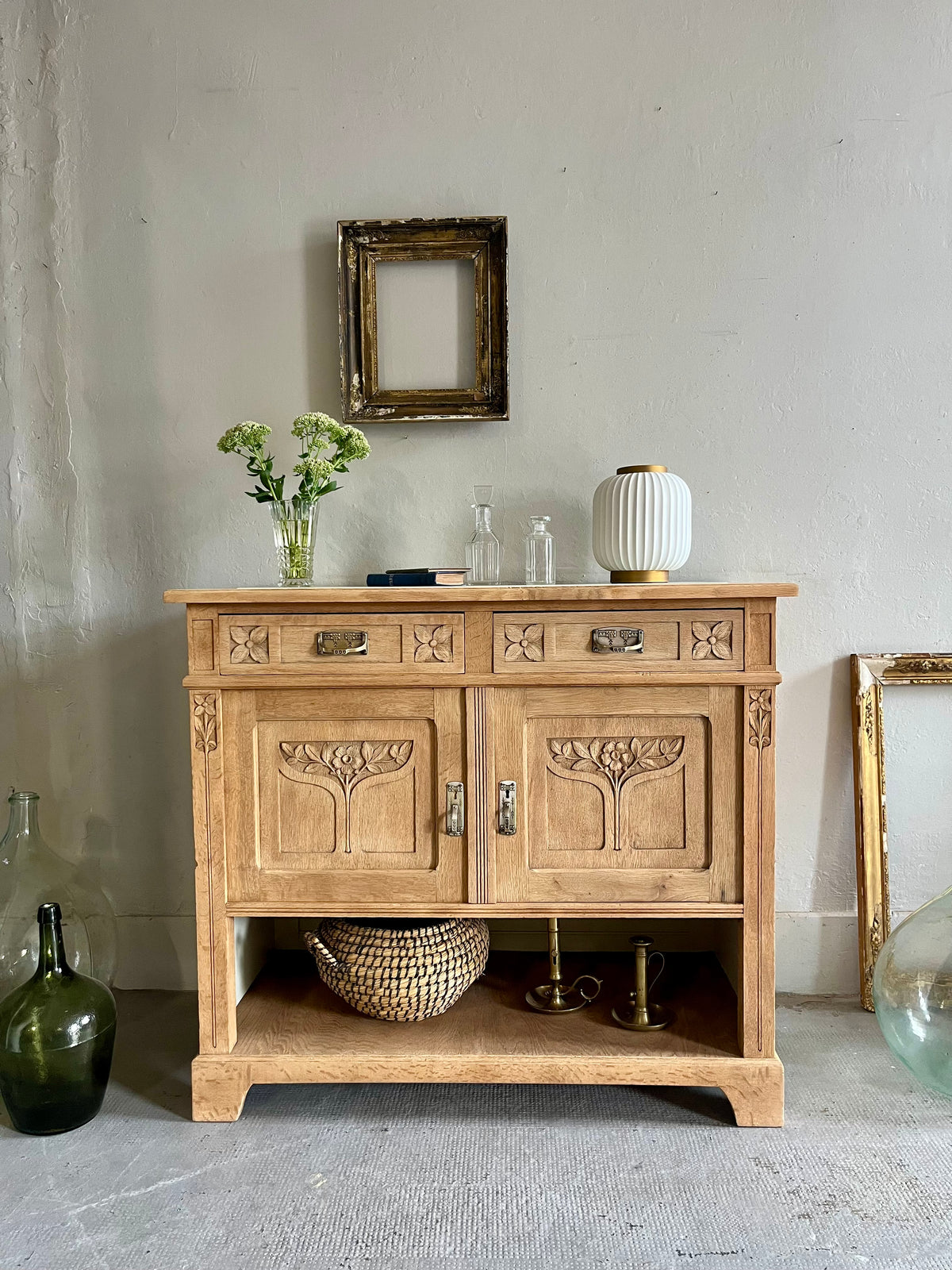 Buffet ancien en chêne sculpté  Meubles Patine