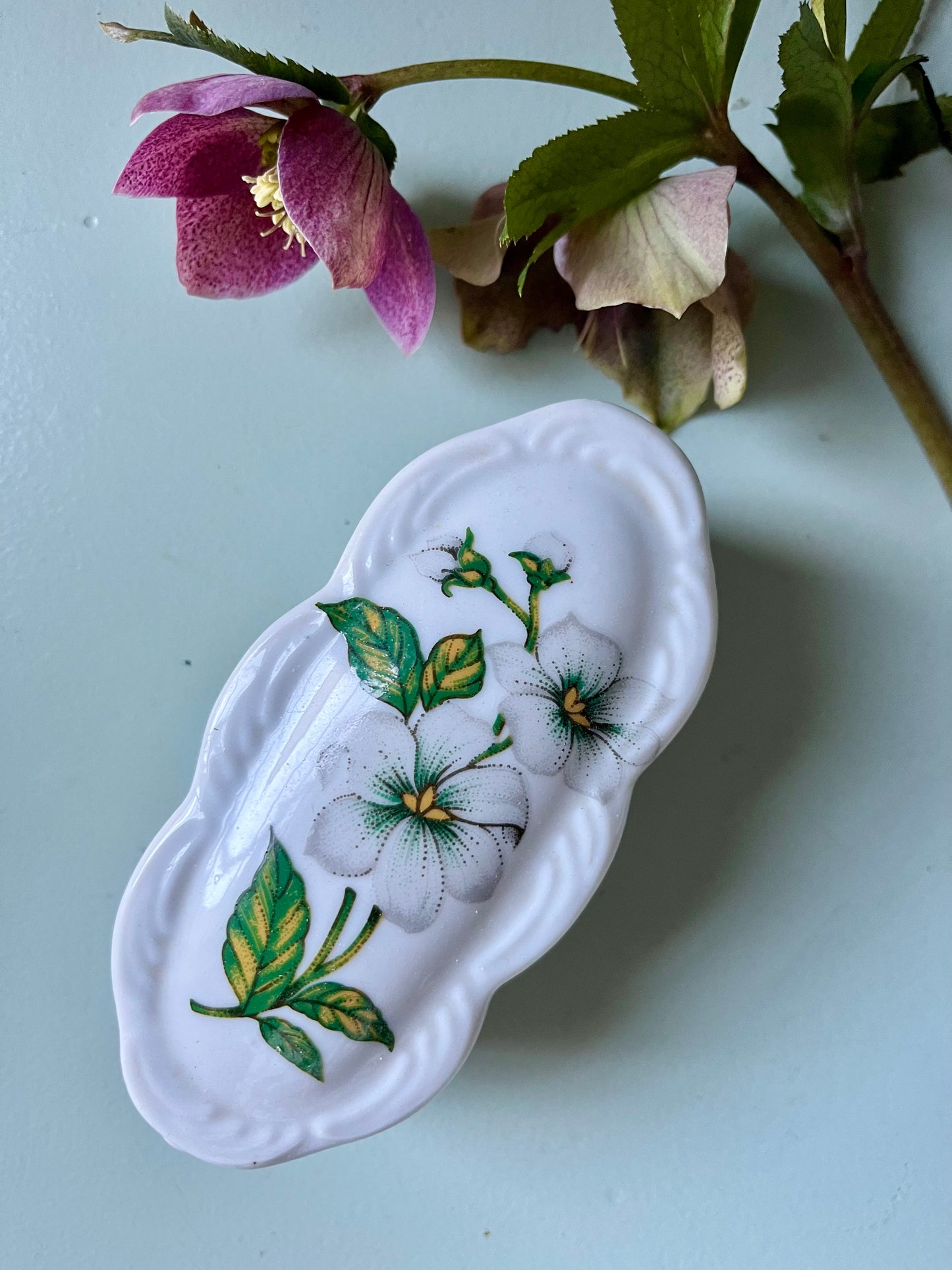 Petite boîte en porcelaine décor floral