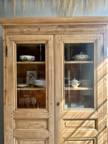 Armoire vaisselier ancien en pin massif portes vitrées