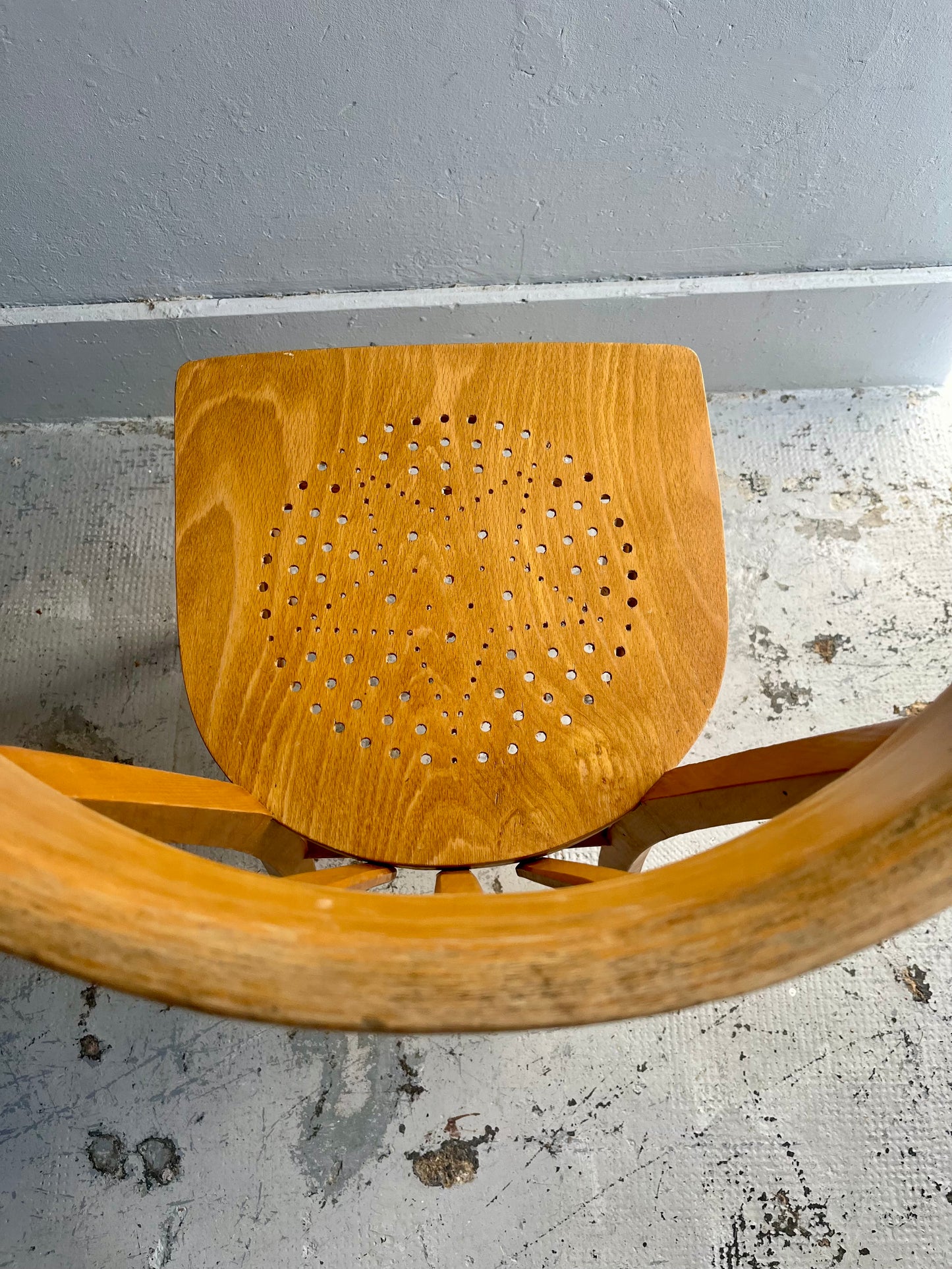 Chaise bistrot ancienne assise perforée étoile