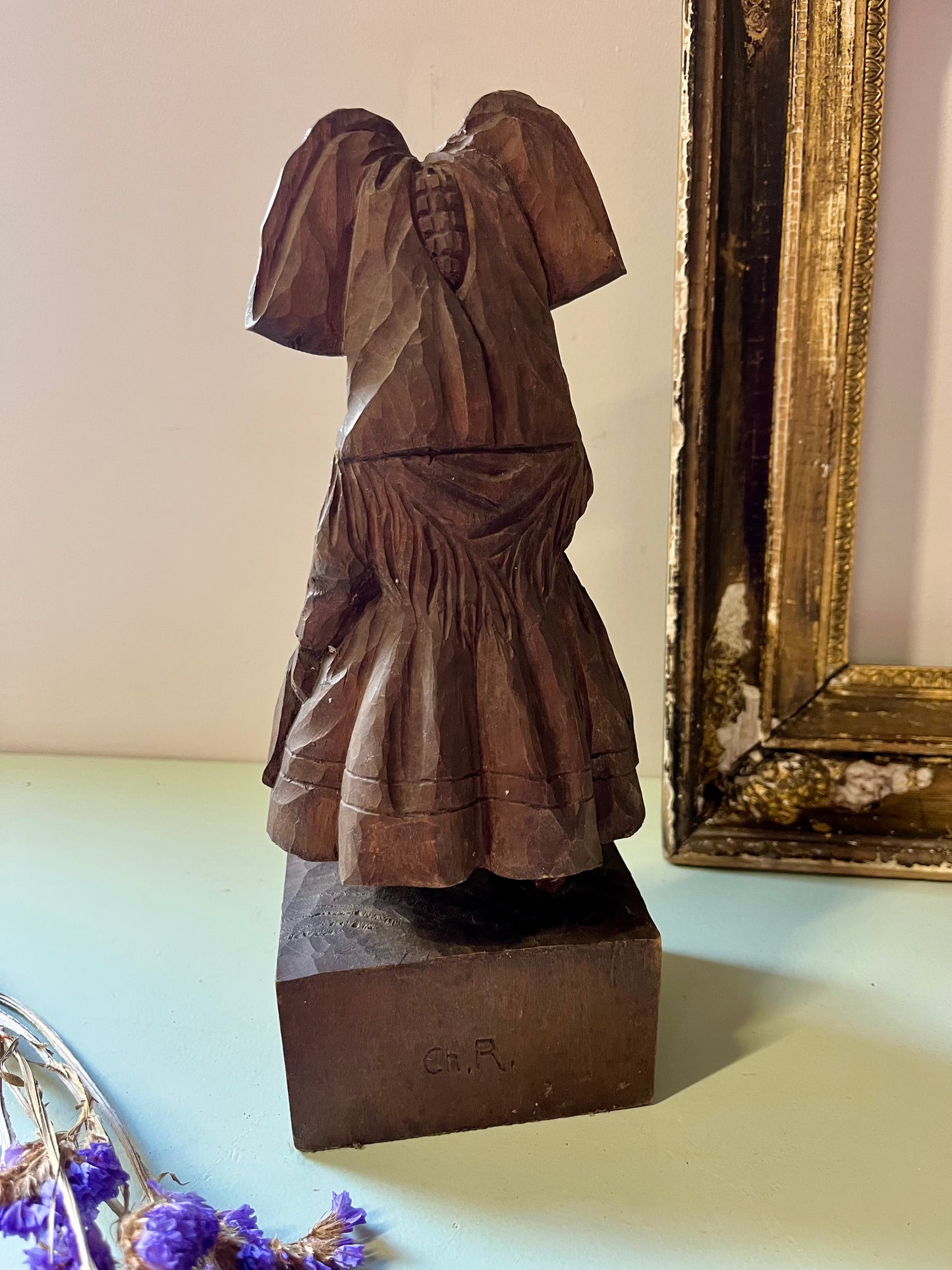 Statuette petite alsacienne en bois
