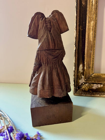 Statuette petite alsacienne en bois