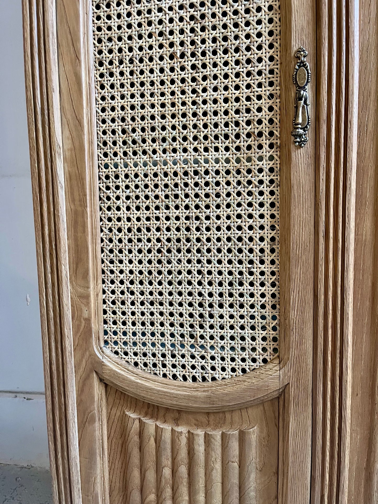 Armoire ancienne art déco portes en cannage