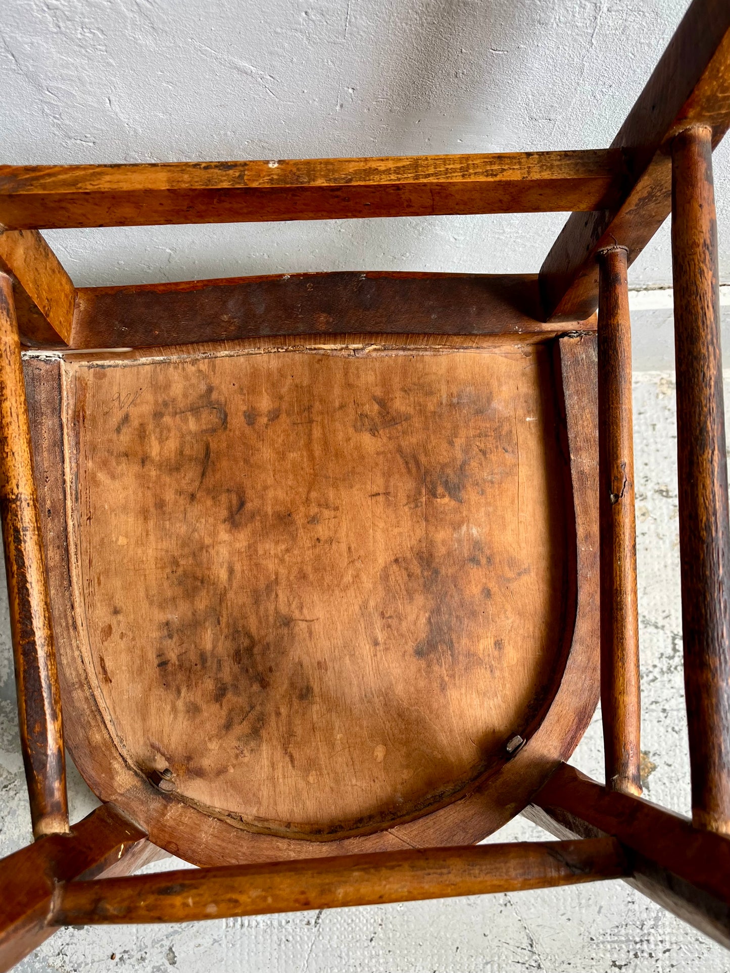 Chaise bistrot patiné assise gravée