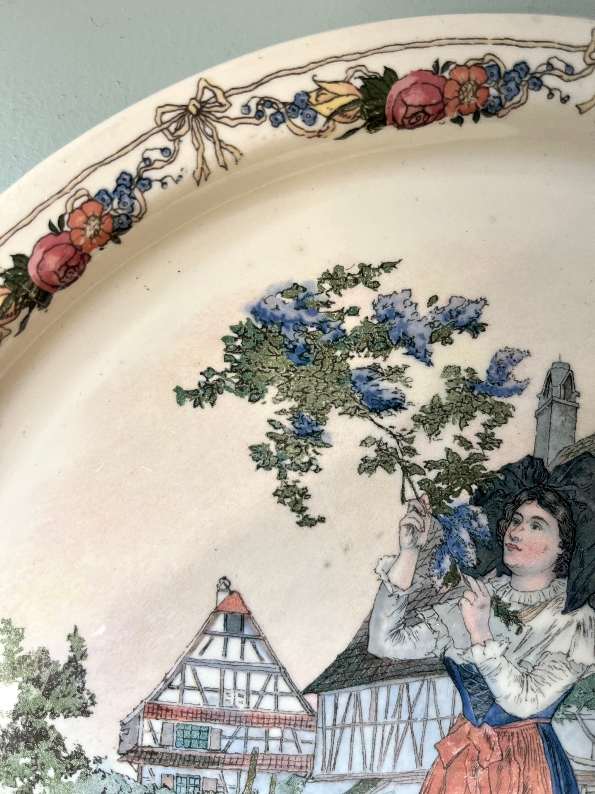 Plat ancien Sarreguemines Obernai – Henri Loux  Vaisselle Patine