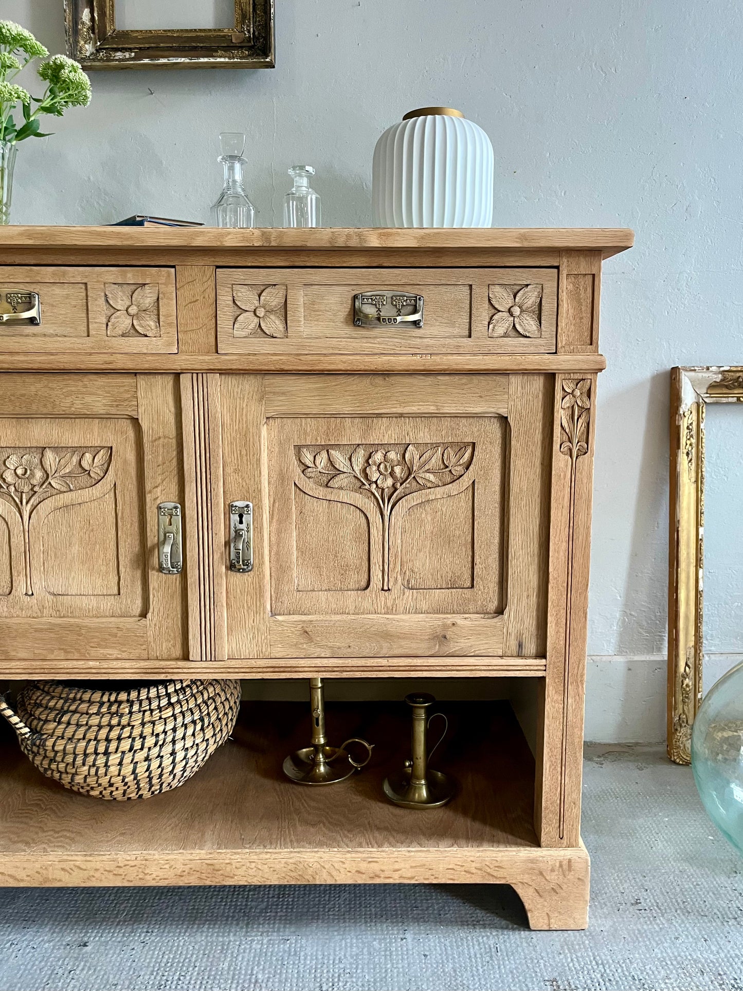 Buffet ancien en chêne sculpté  Meubles Patine