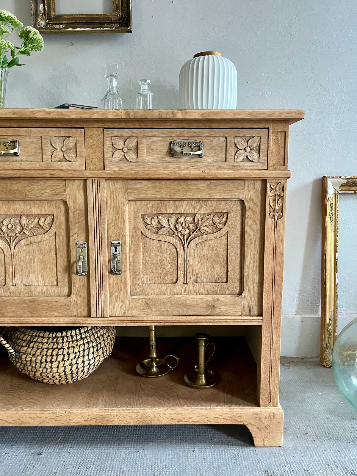 Buffet ancien en chêne sculpté  Meubles Patine