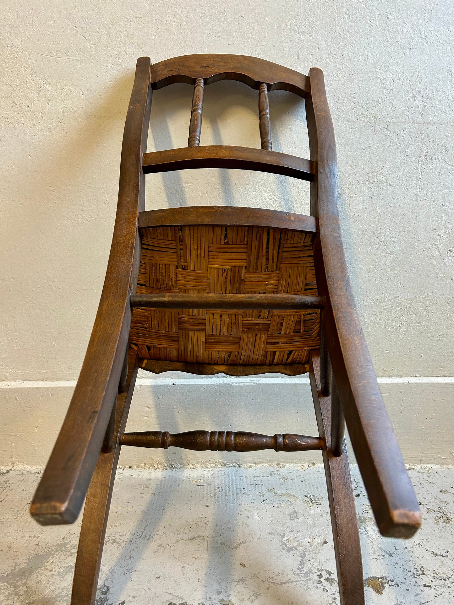 Chaises bistrot en bois foncé à assise paillée - paire