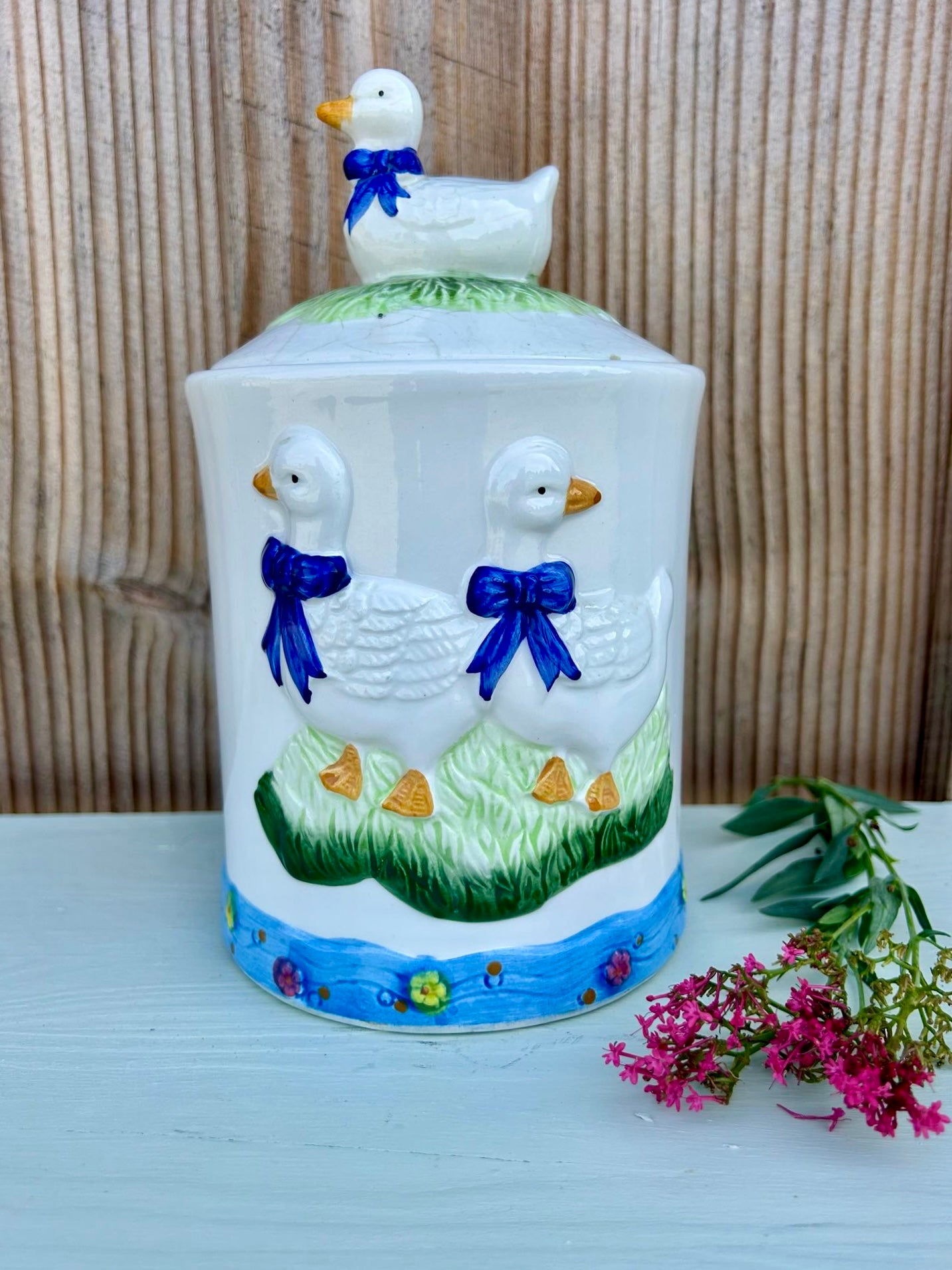 Pot à biscuits en barbotine aux oies   Patine
