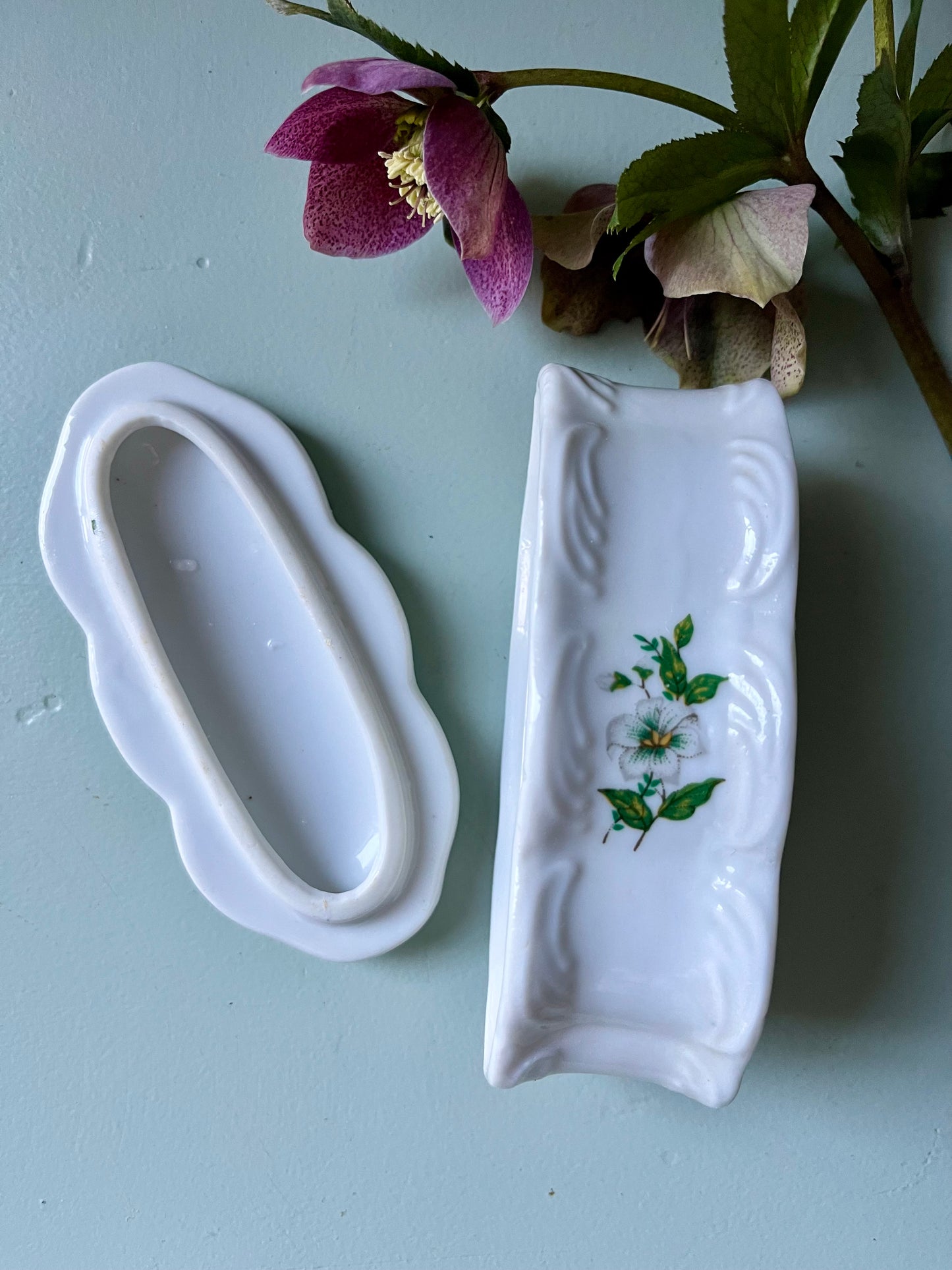Petite boîte en porcelaine décor floral