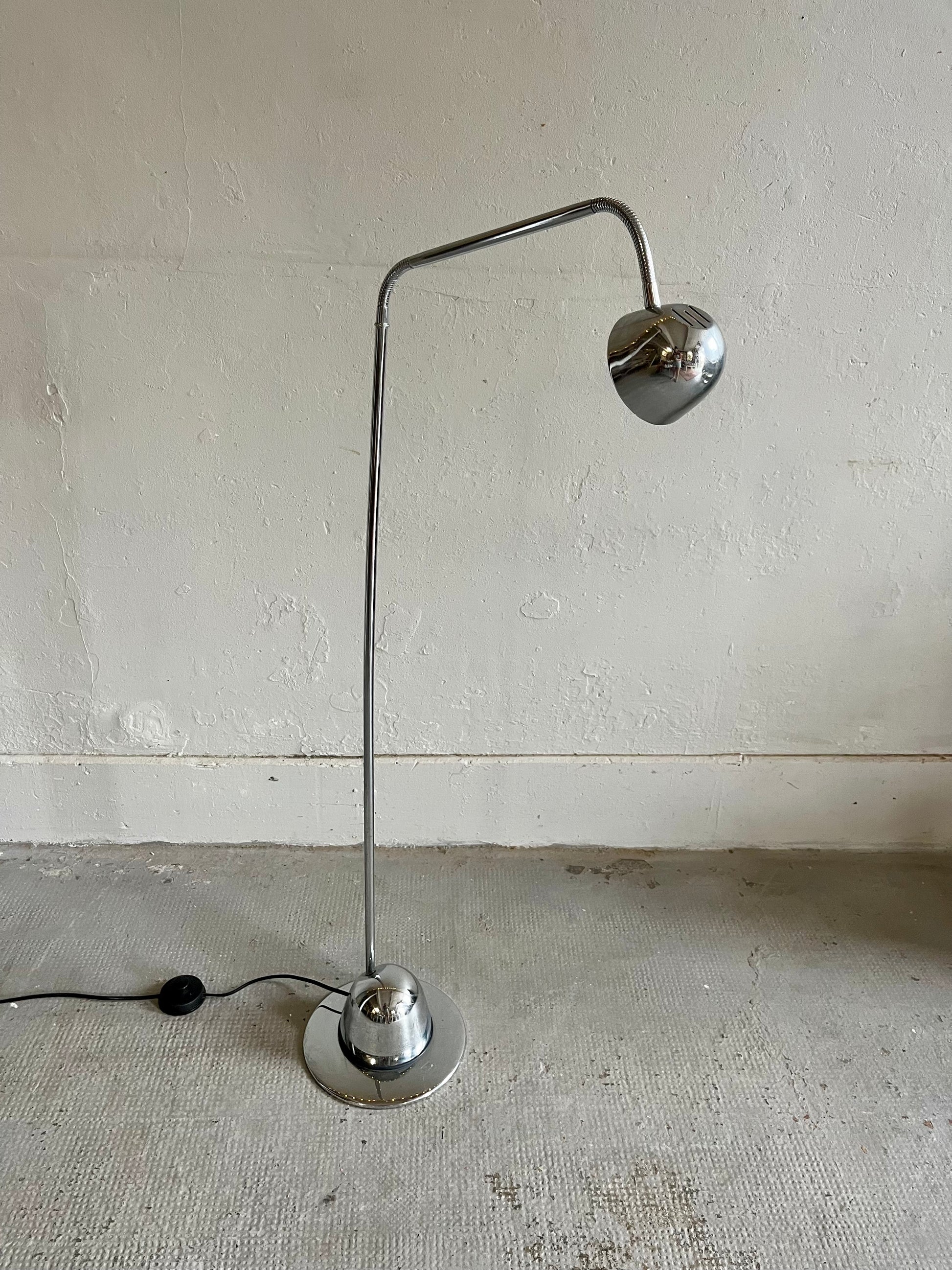 Lampadaire vintage chromé   Patine