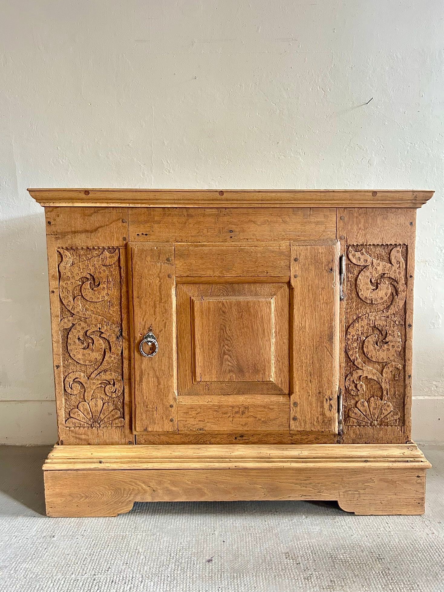 Buffet ancien en chêne sculpté   Patine