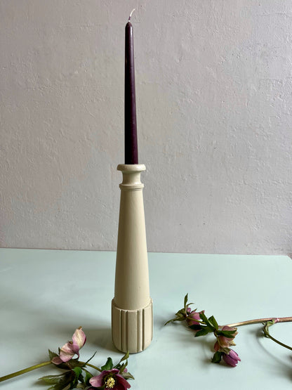 Bougeoir en bois sculpté beige