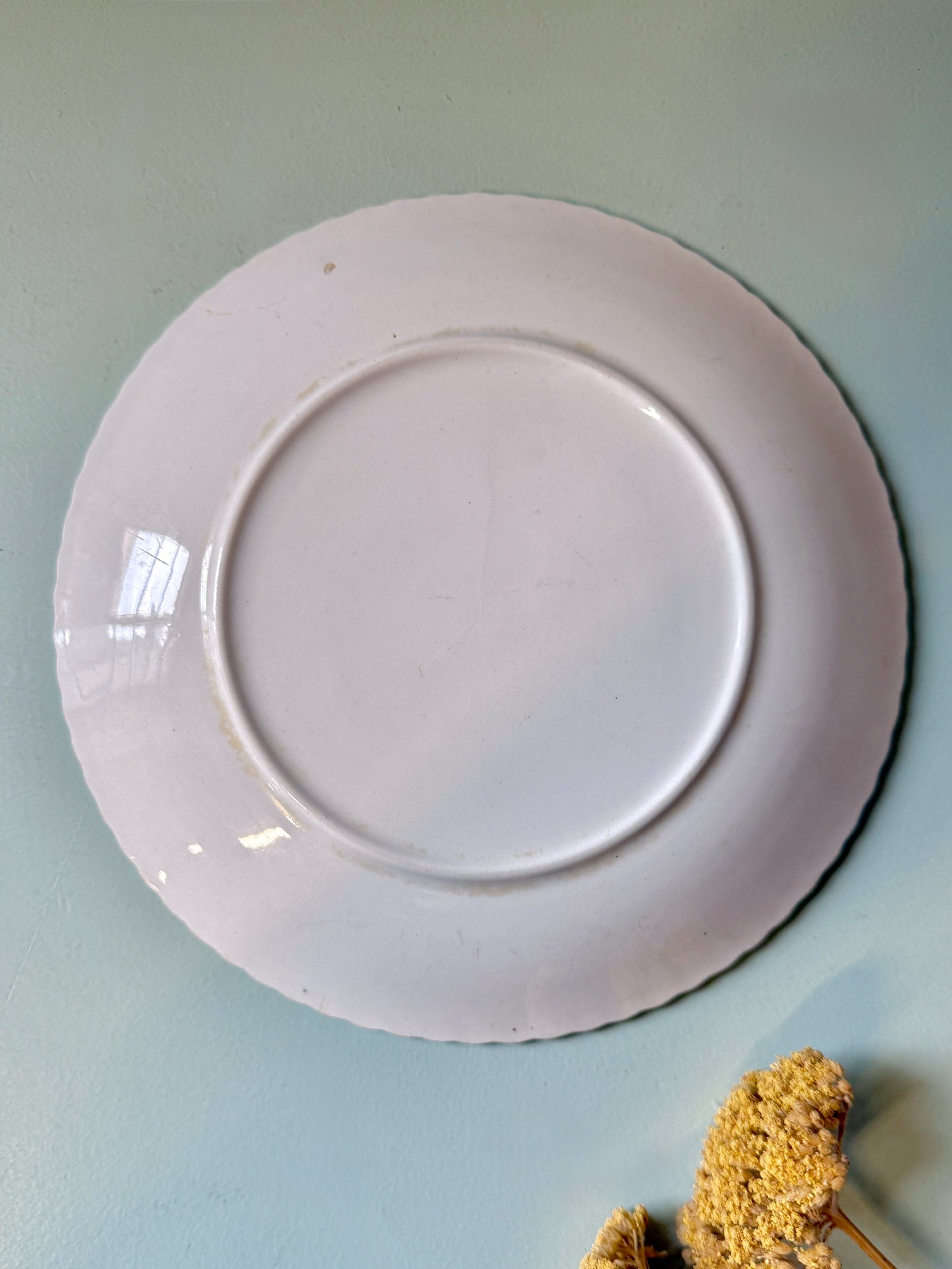 Assiette en faïence motifs floraux